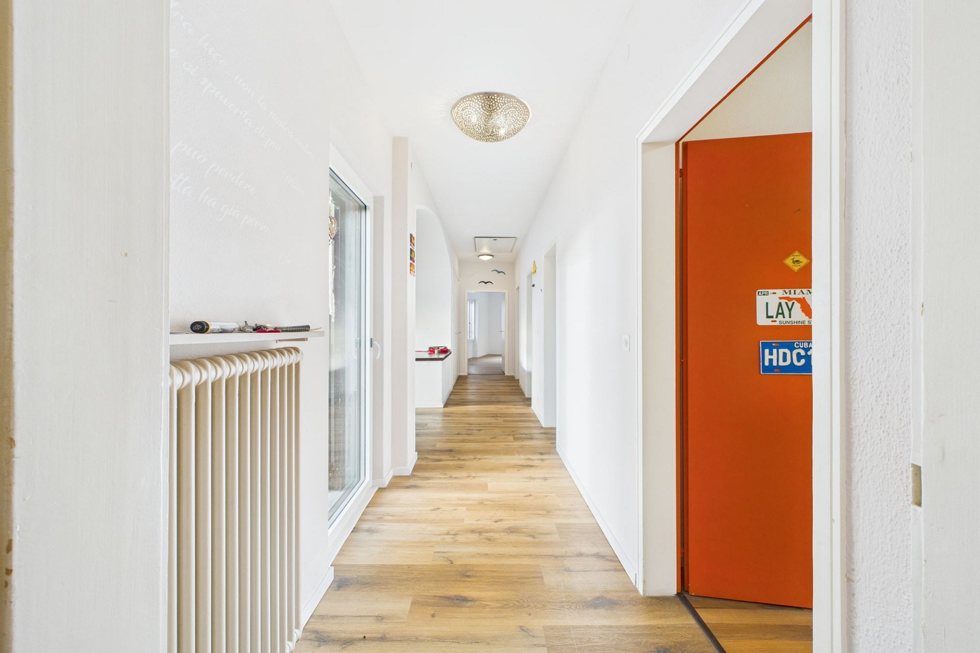 Heller Flur mit Holzboden