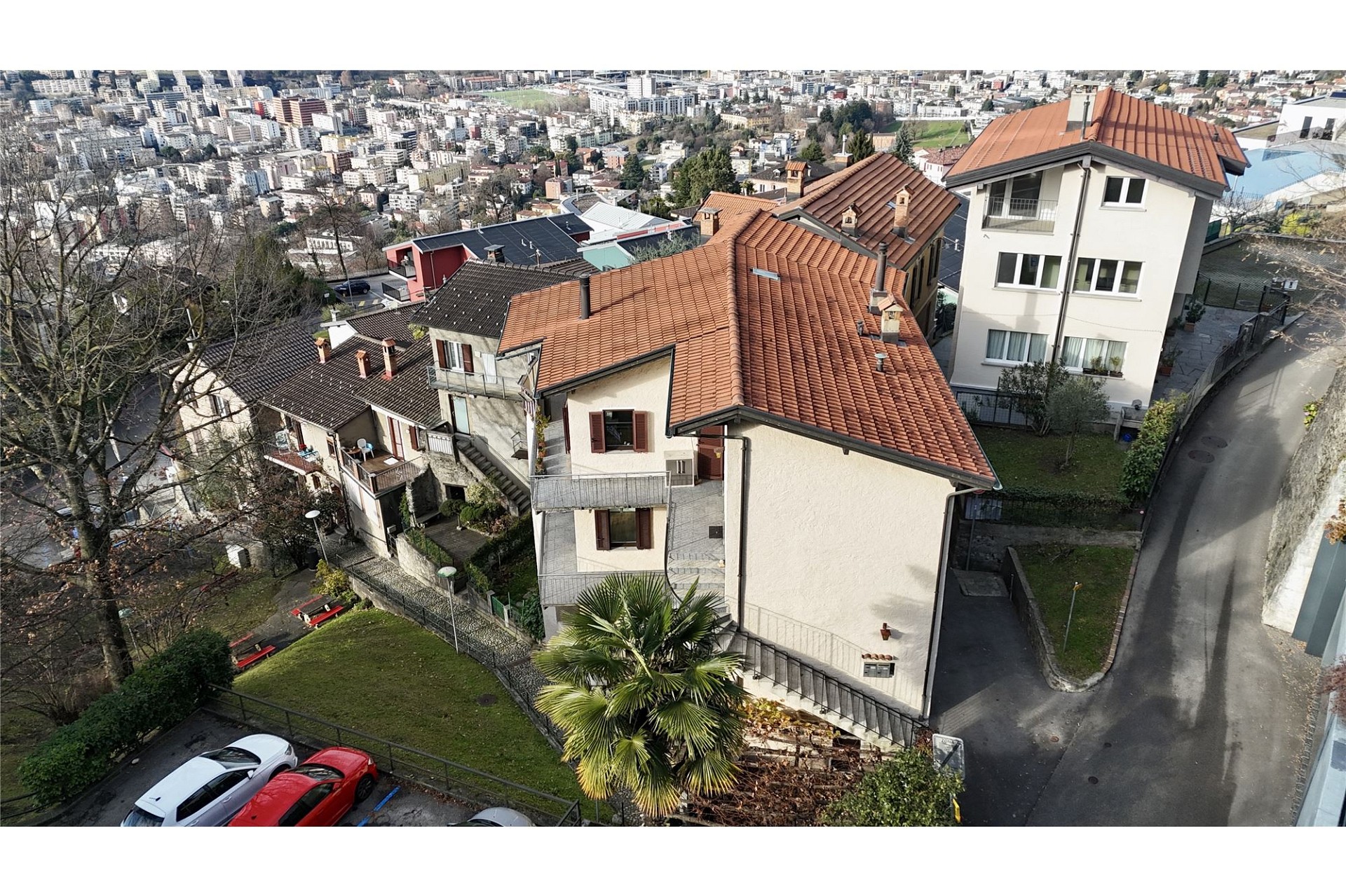 Städtische Hanglage mit terrakottafarbenen Dächern