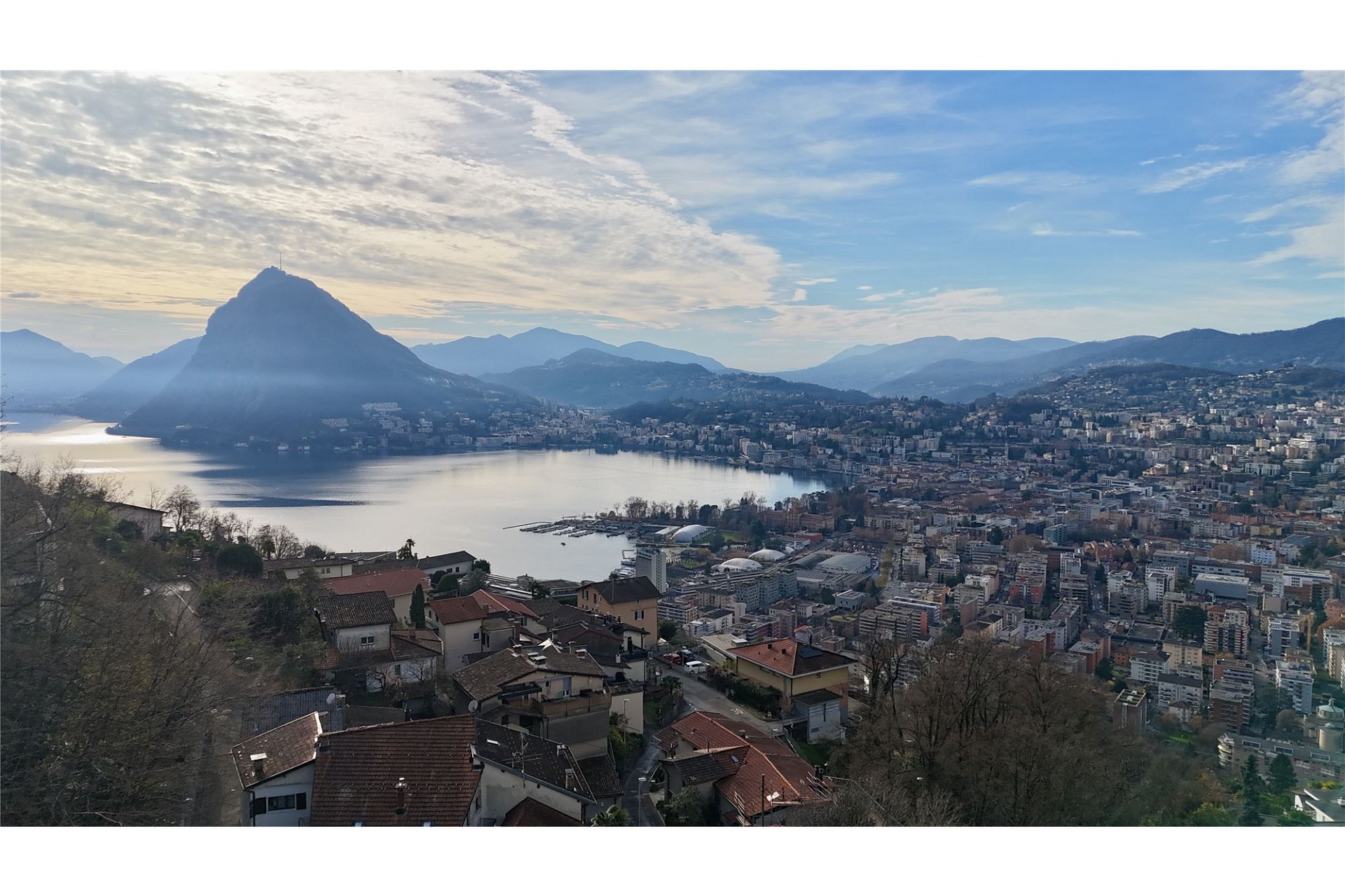 Panoramablick auf See, Stadt und Berge