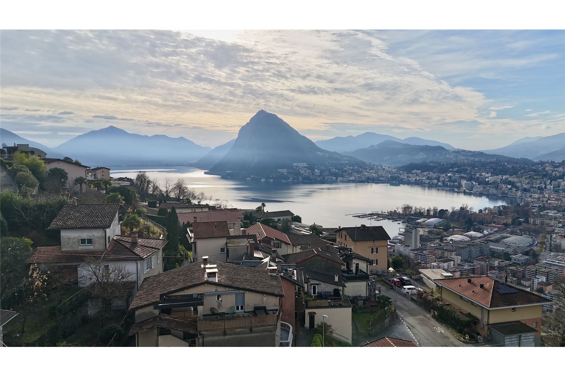 Seeblick mit Bergpanorama