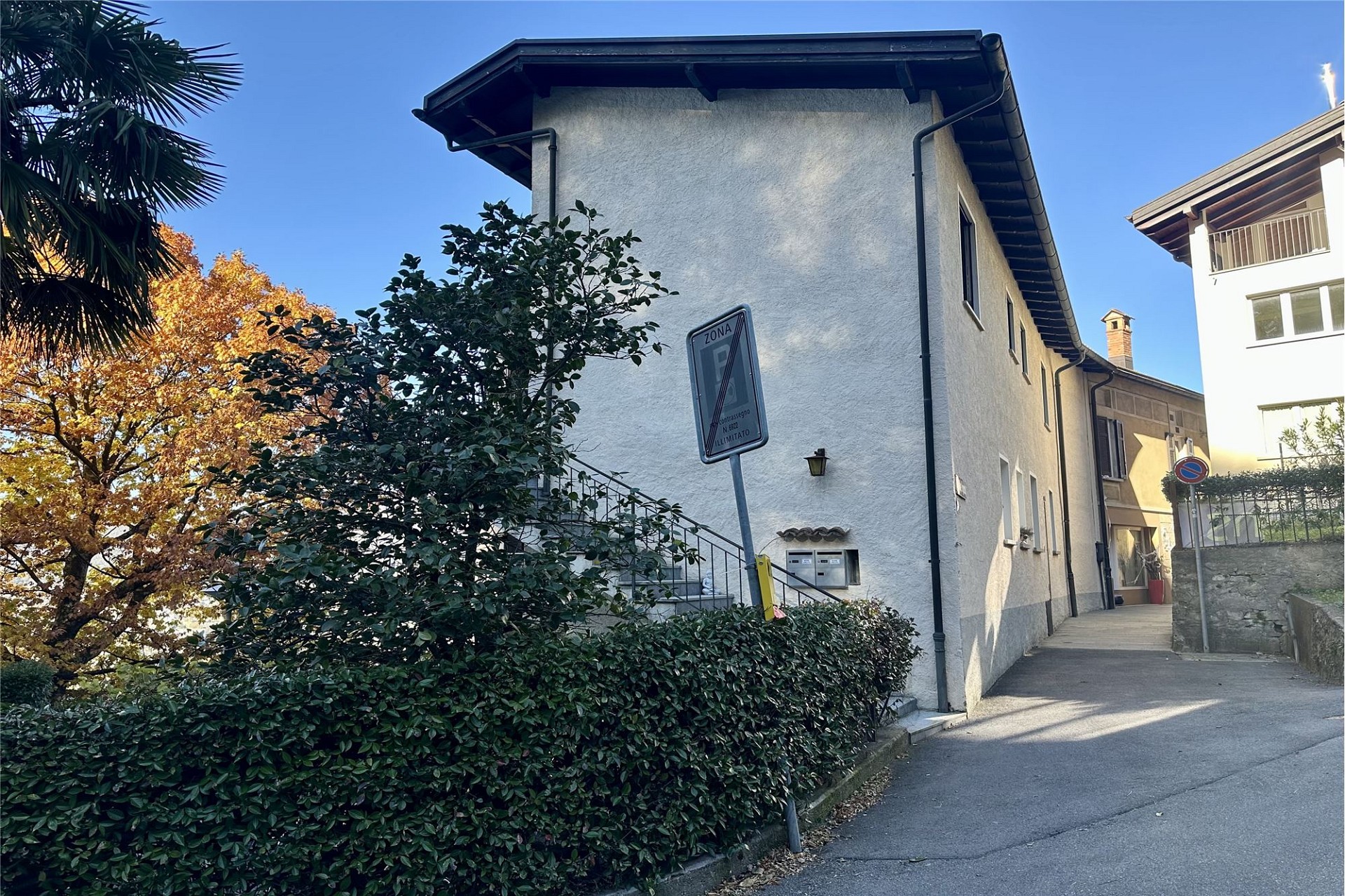 Außenansicht eines Wohnhauses an einer ruhigen Straße