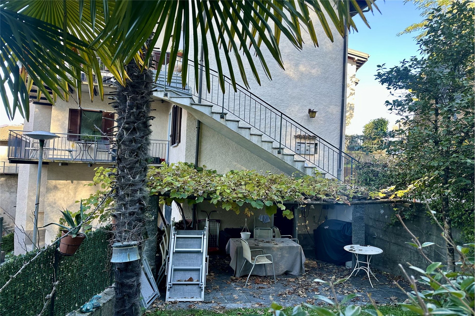 Außenansicht eines Hauses mit Garten und Terrasse