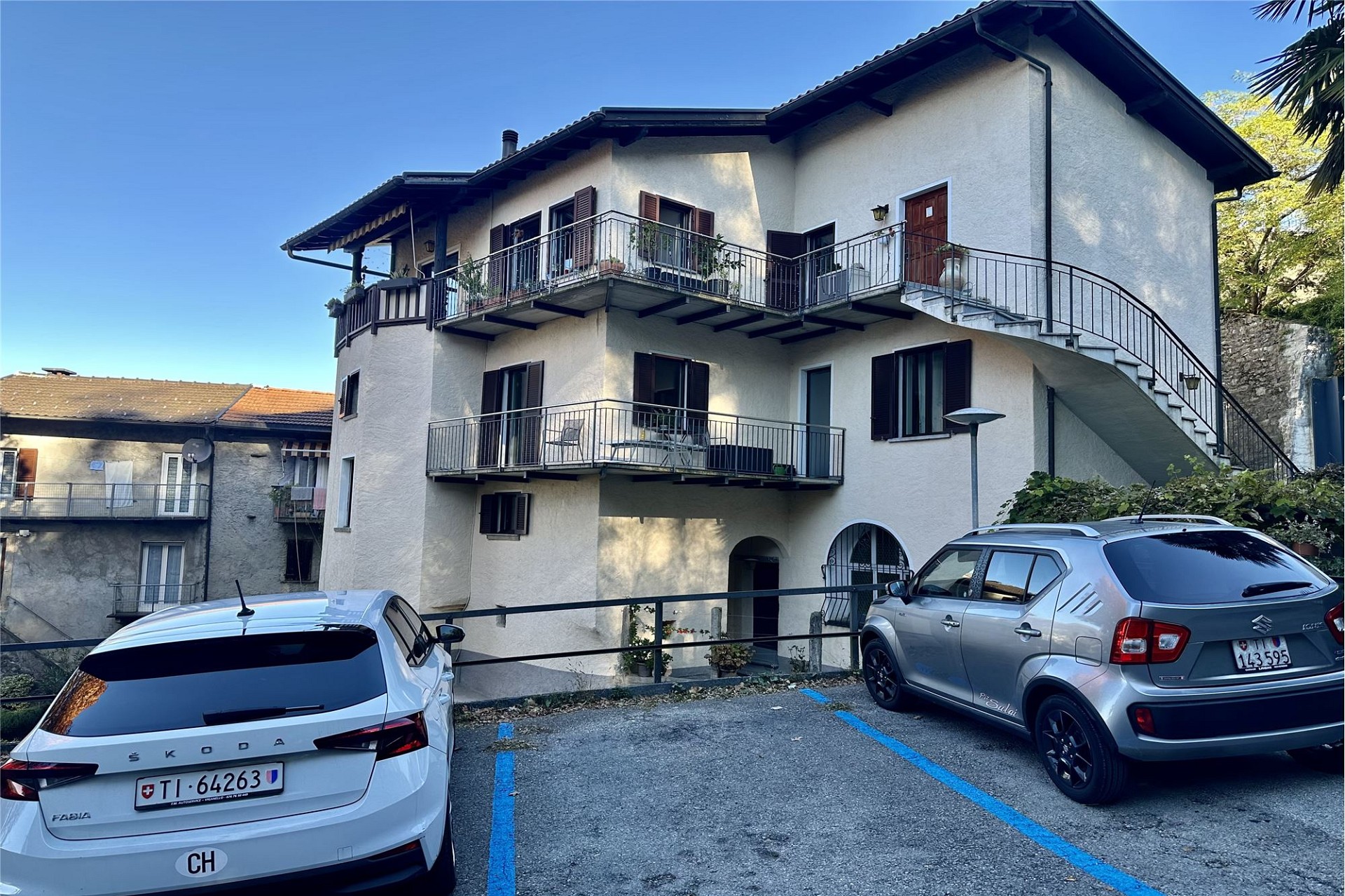 Mehrfamilienhaus mit Balkonen und Außentreppe