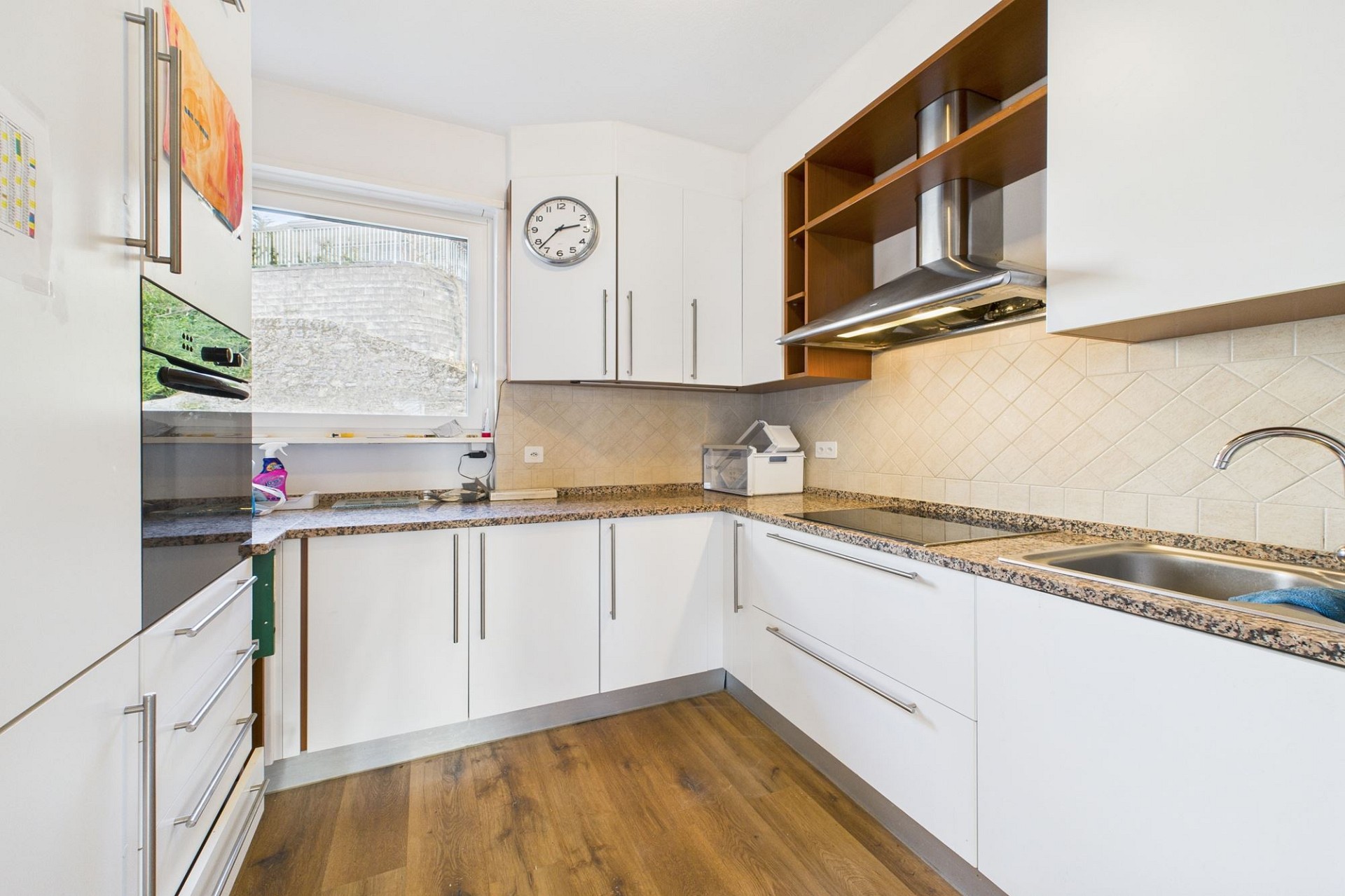 Moderne Einbauküche mit Holz-Akzenten