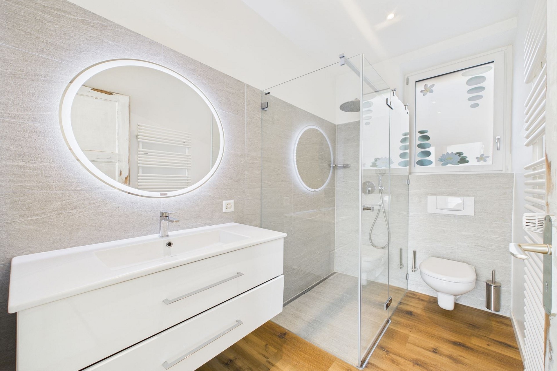 Modernes Badezimmer mit Glasdusche