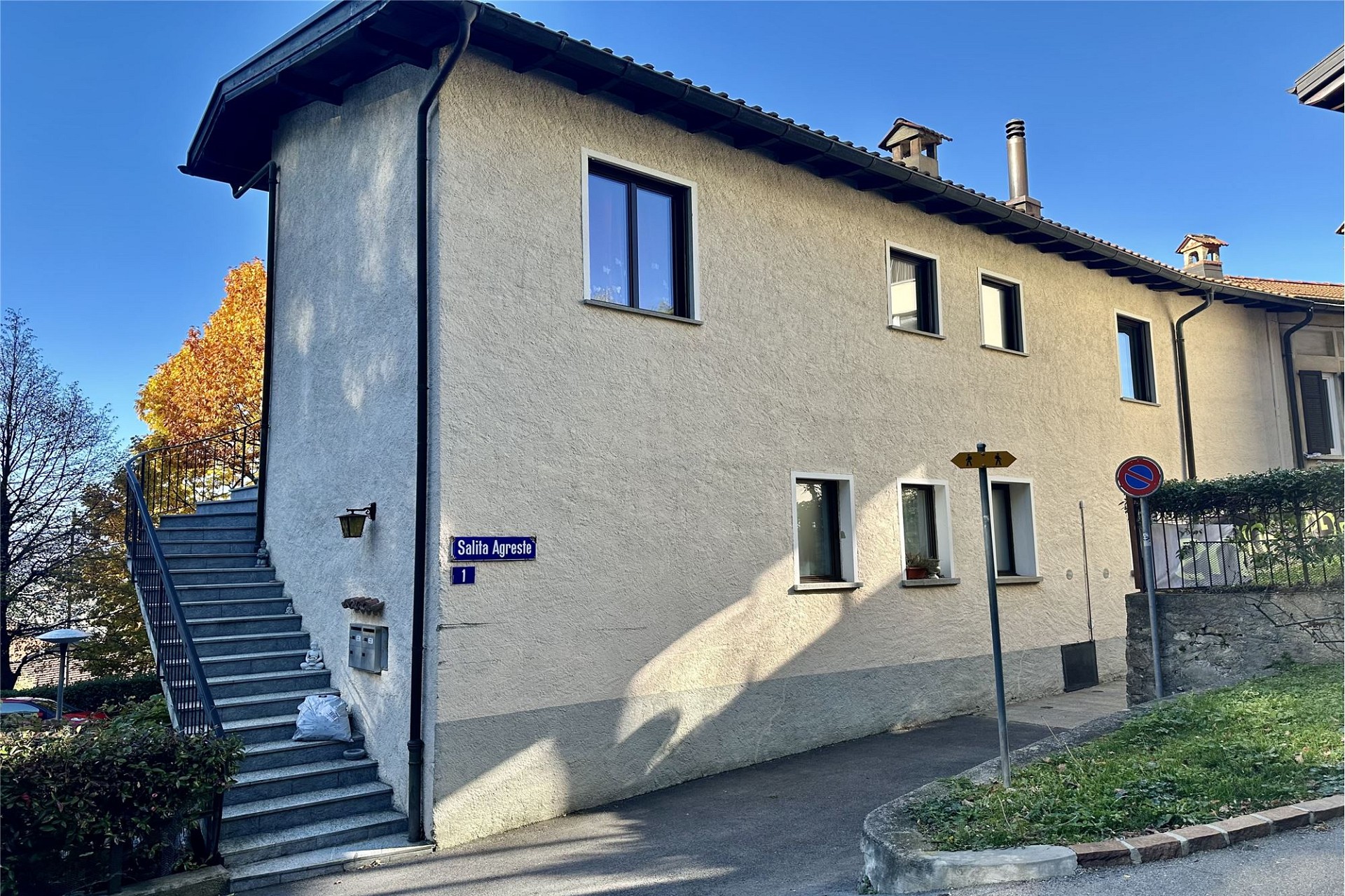 Außenansicht eines Wohnhauses mit Außentreppe