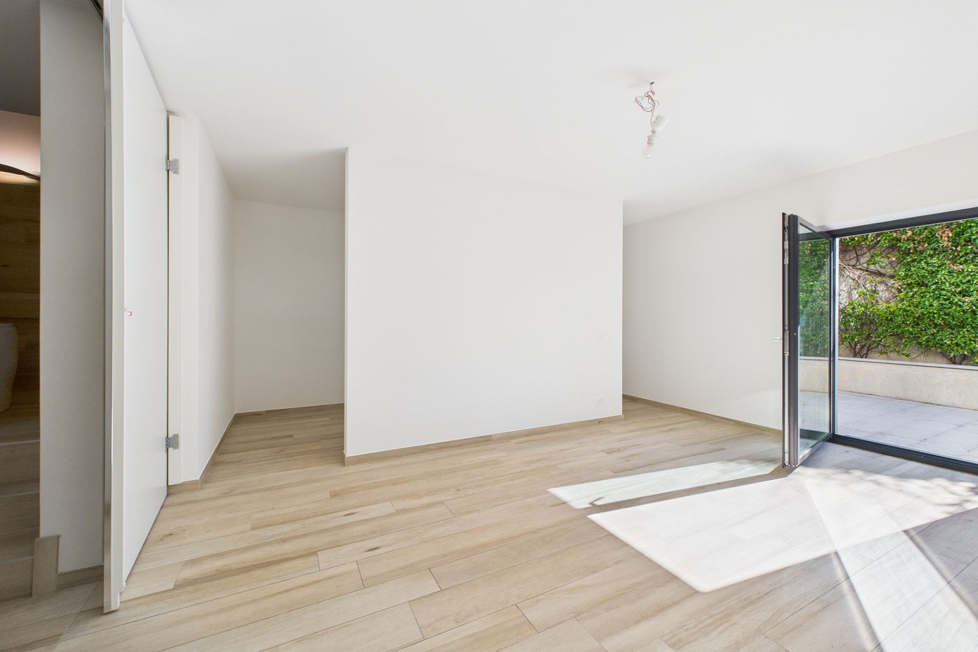Heller, leerer Raum mit Terrassenzugang