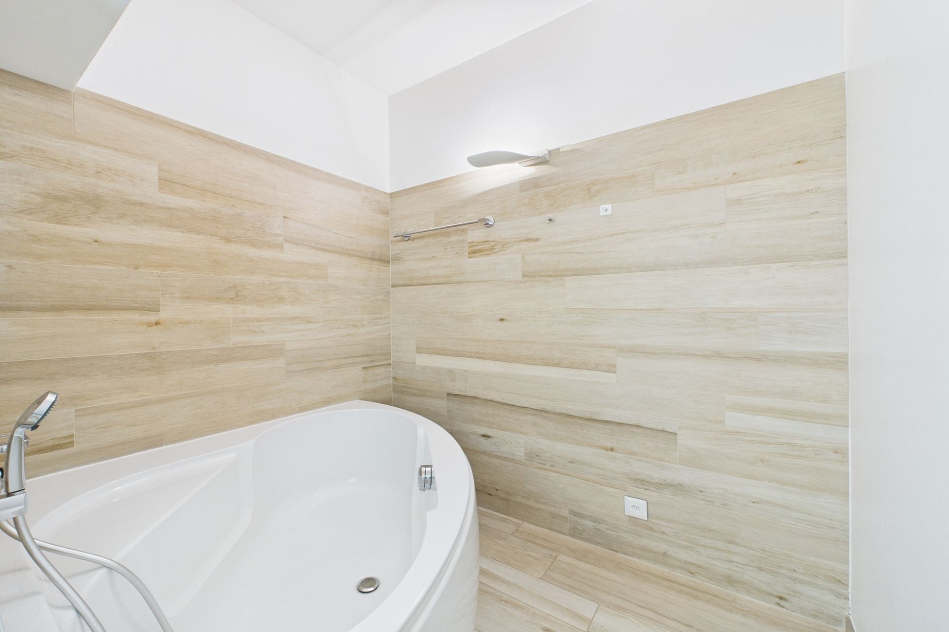 Badewanne im hellen Badezimmer