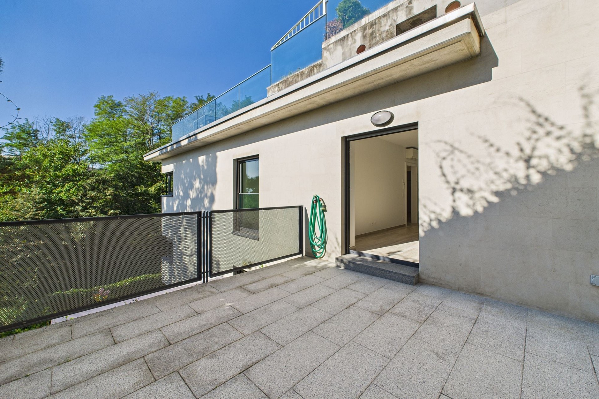 Moderne Dachterrasse mit Glasgeländer