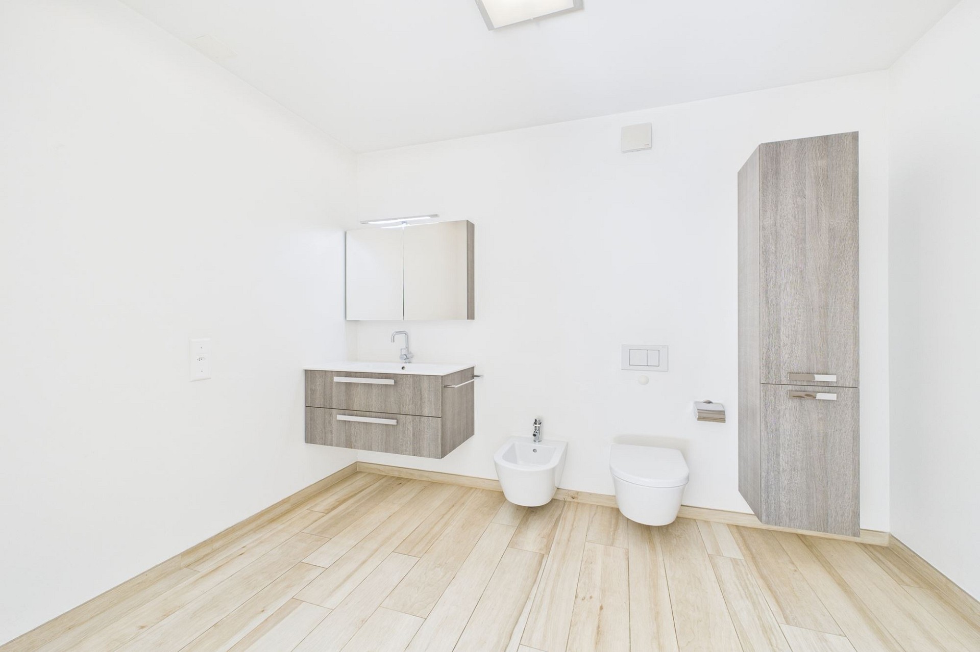 Modernes Bad mit wandhängendem WC