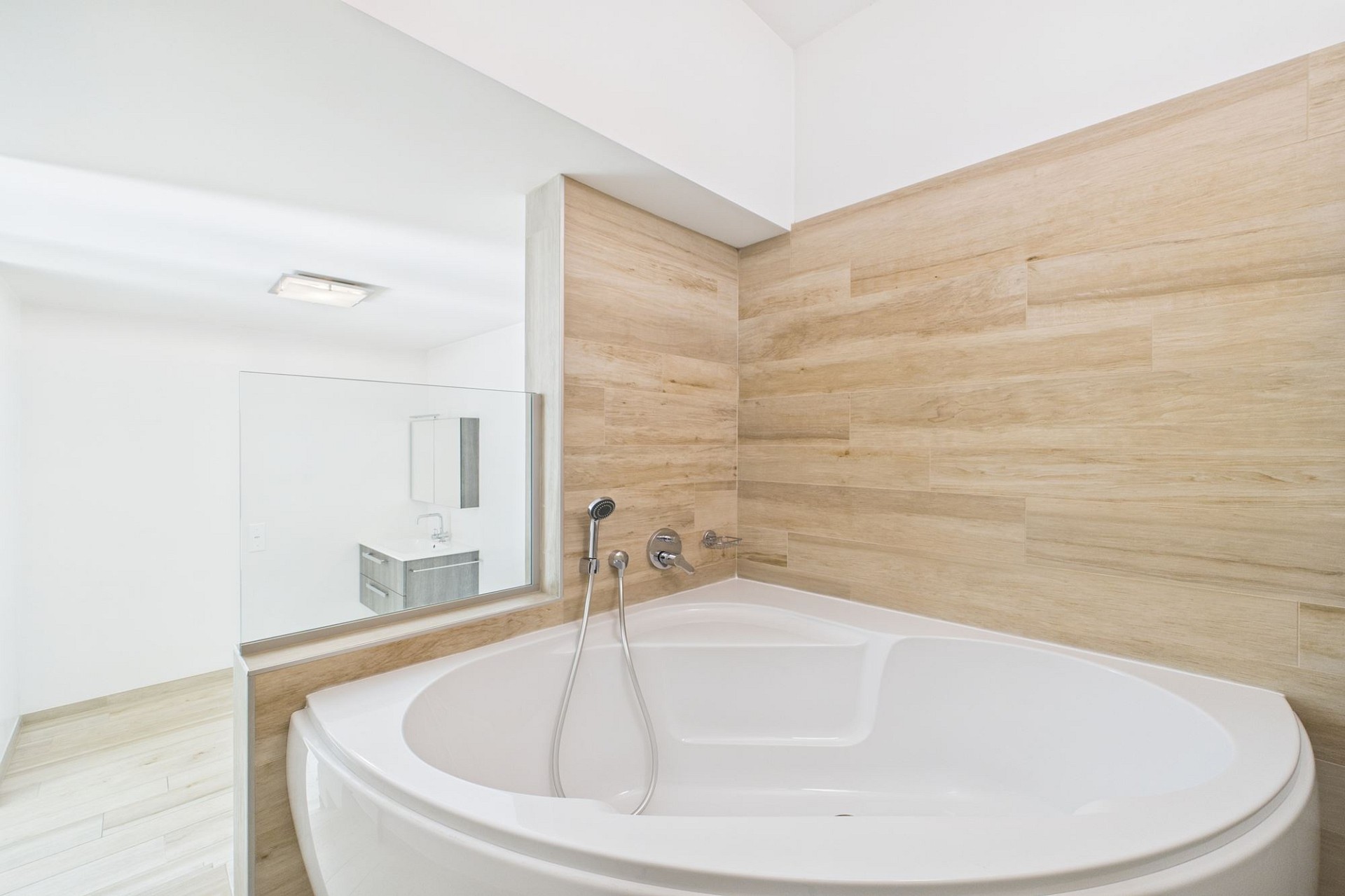Modernes Badezimmer mit freistehender Wanne