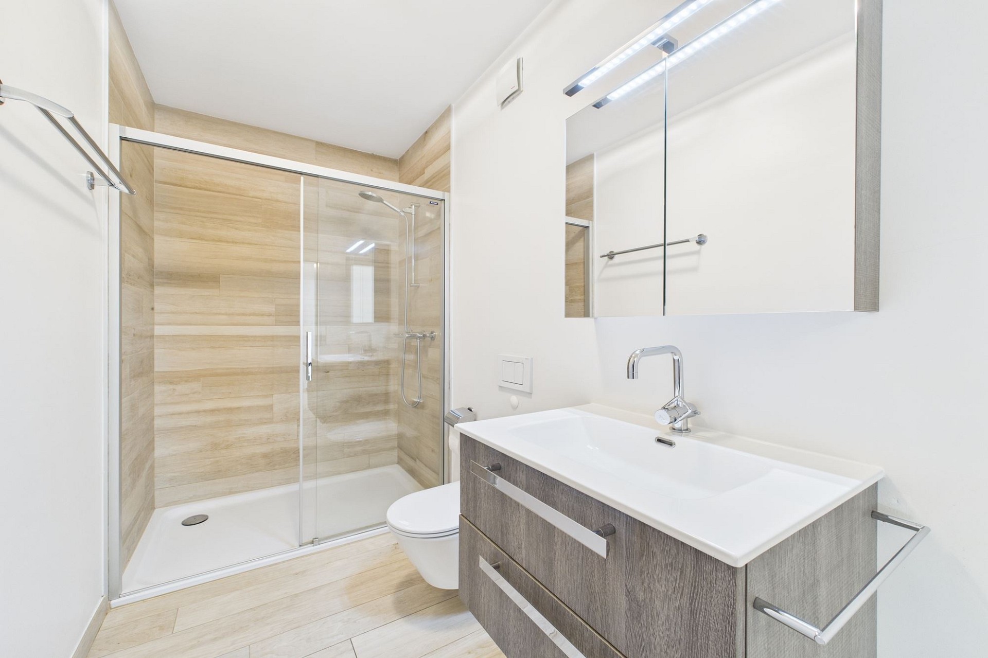 Modernes Badezimmer mit Walk-in-Dusche und Waschtisch