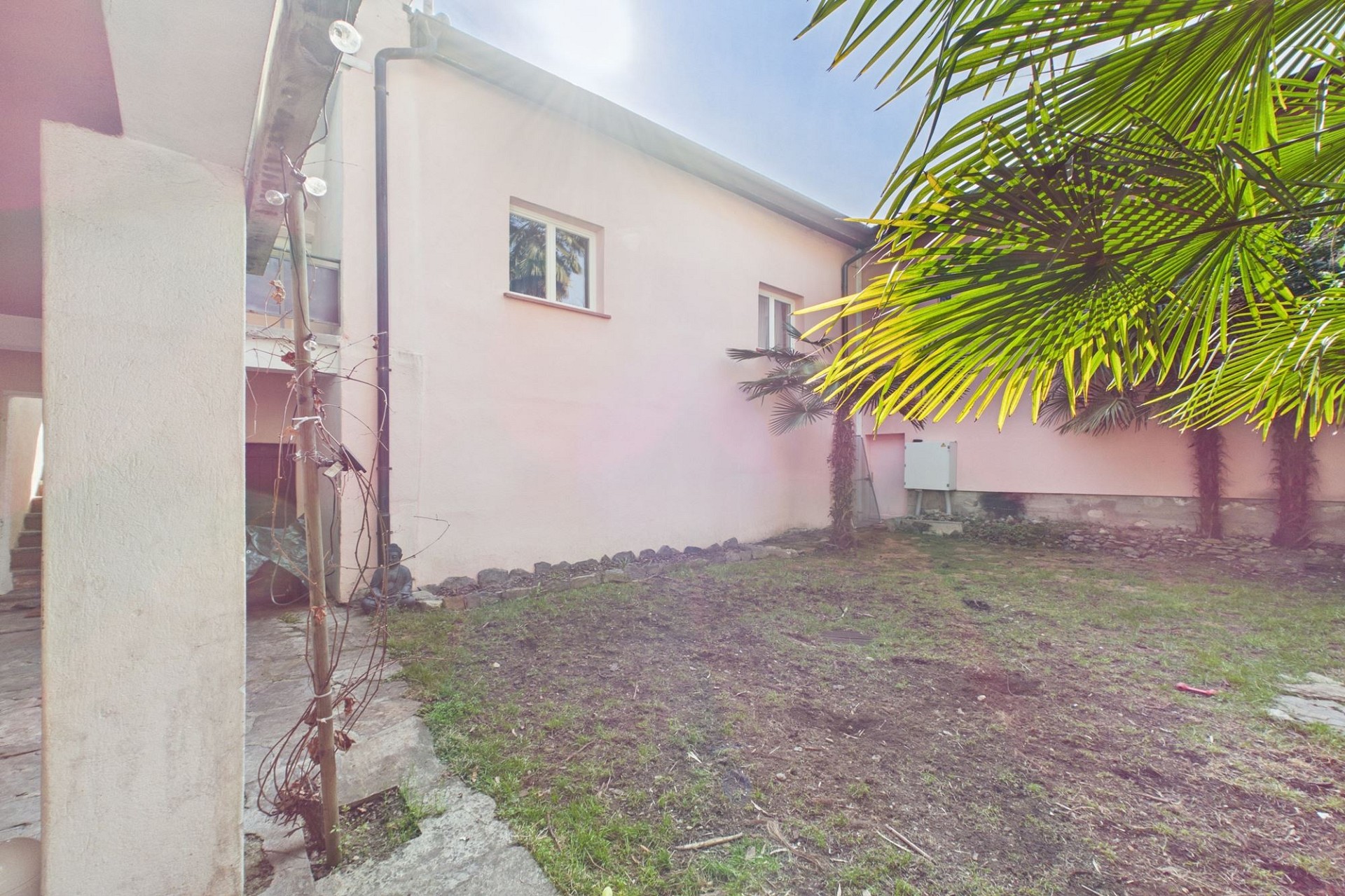 Außenansicht mit Garten und zweigeschossigem Haus
