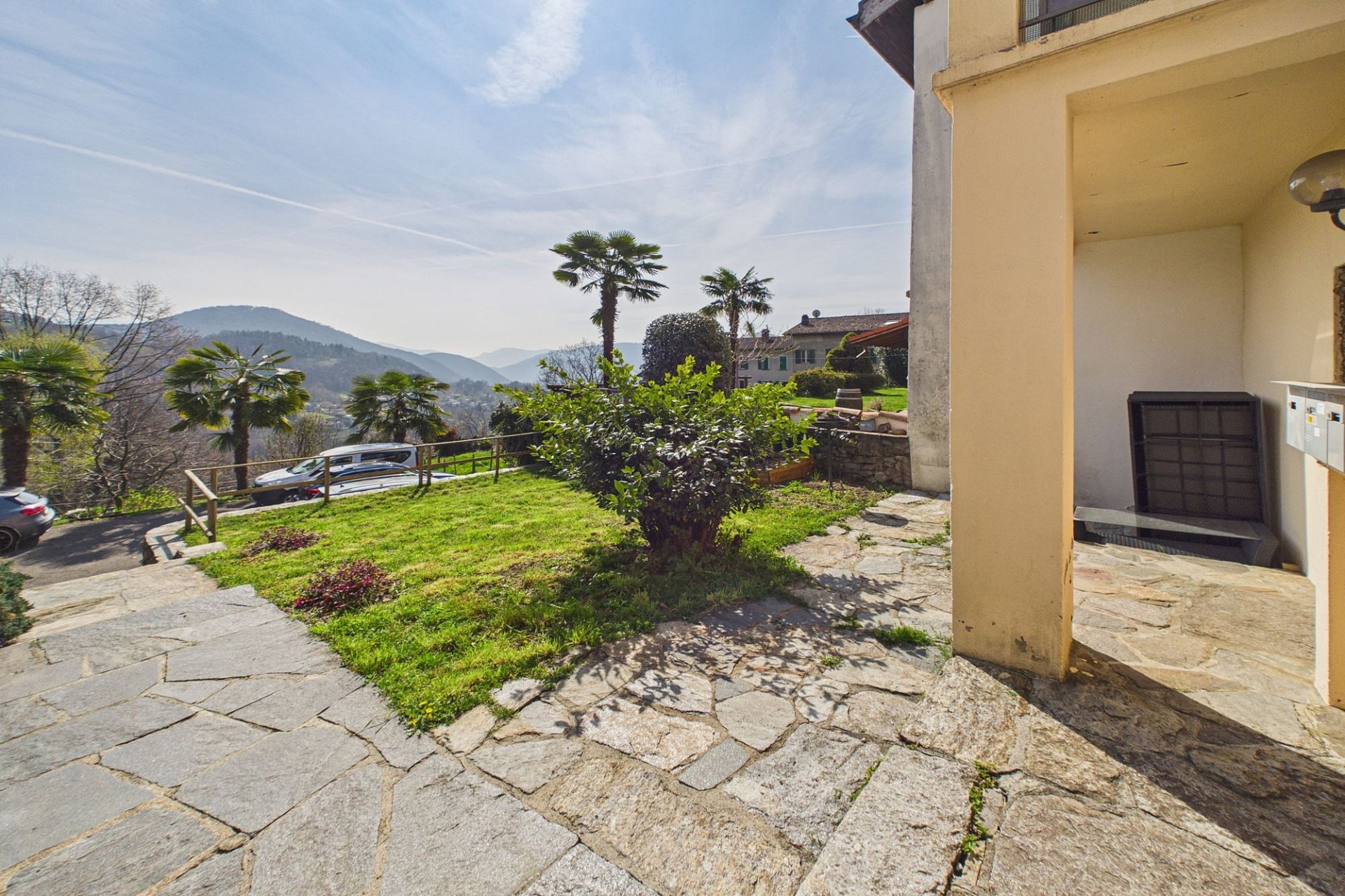 Garten- und Terrassenbereich mit Bergblick