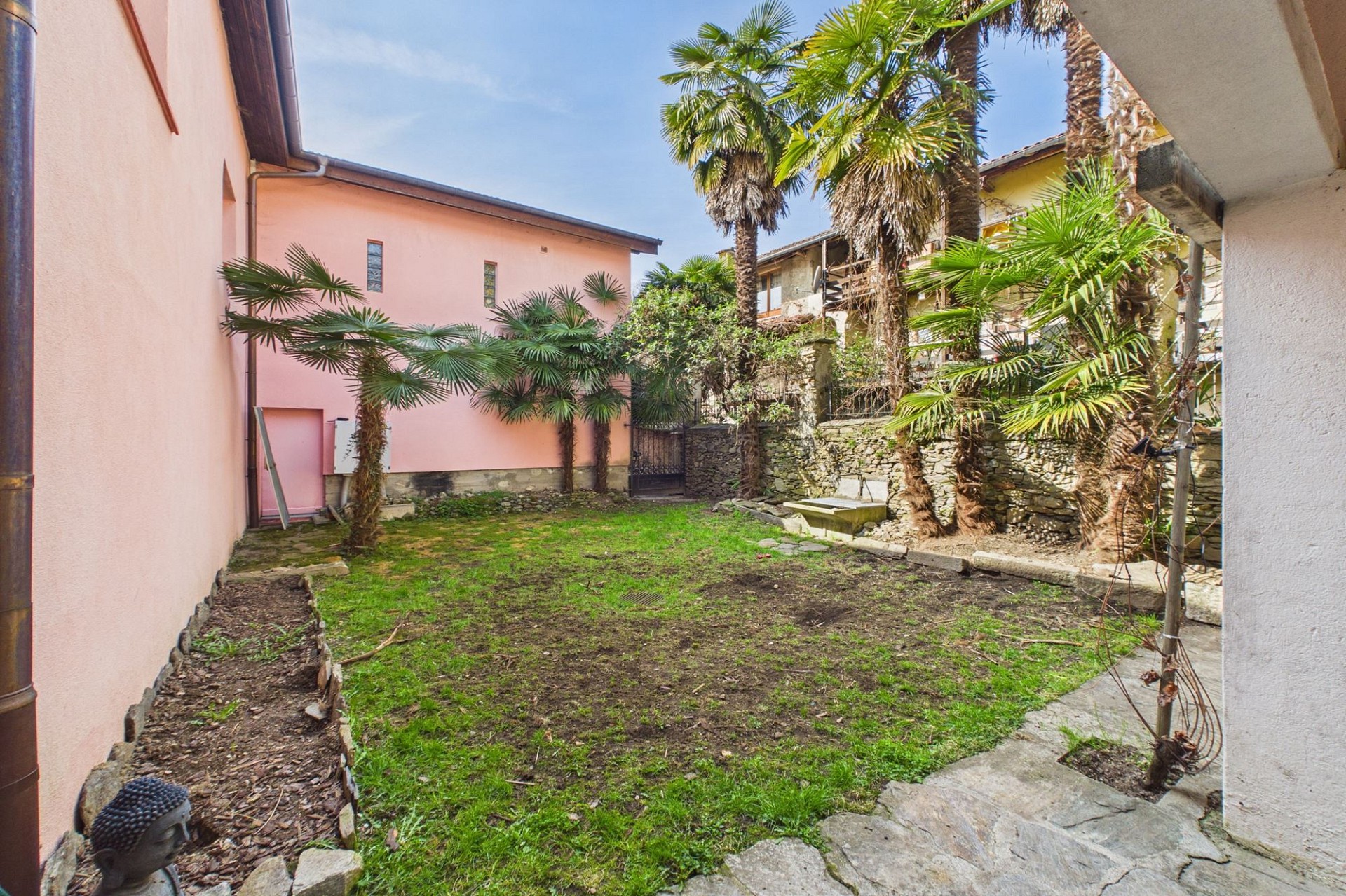 Innenhof mit Palmen und Gartenfläche