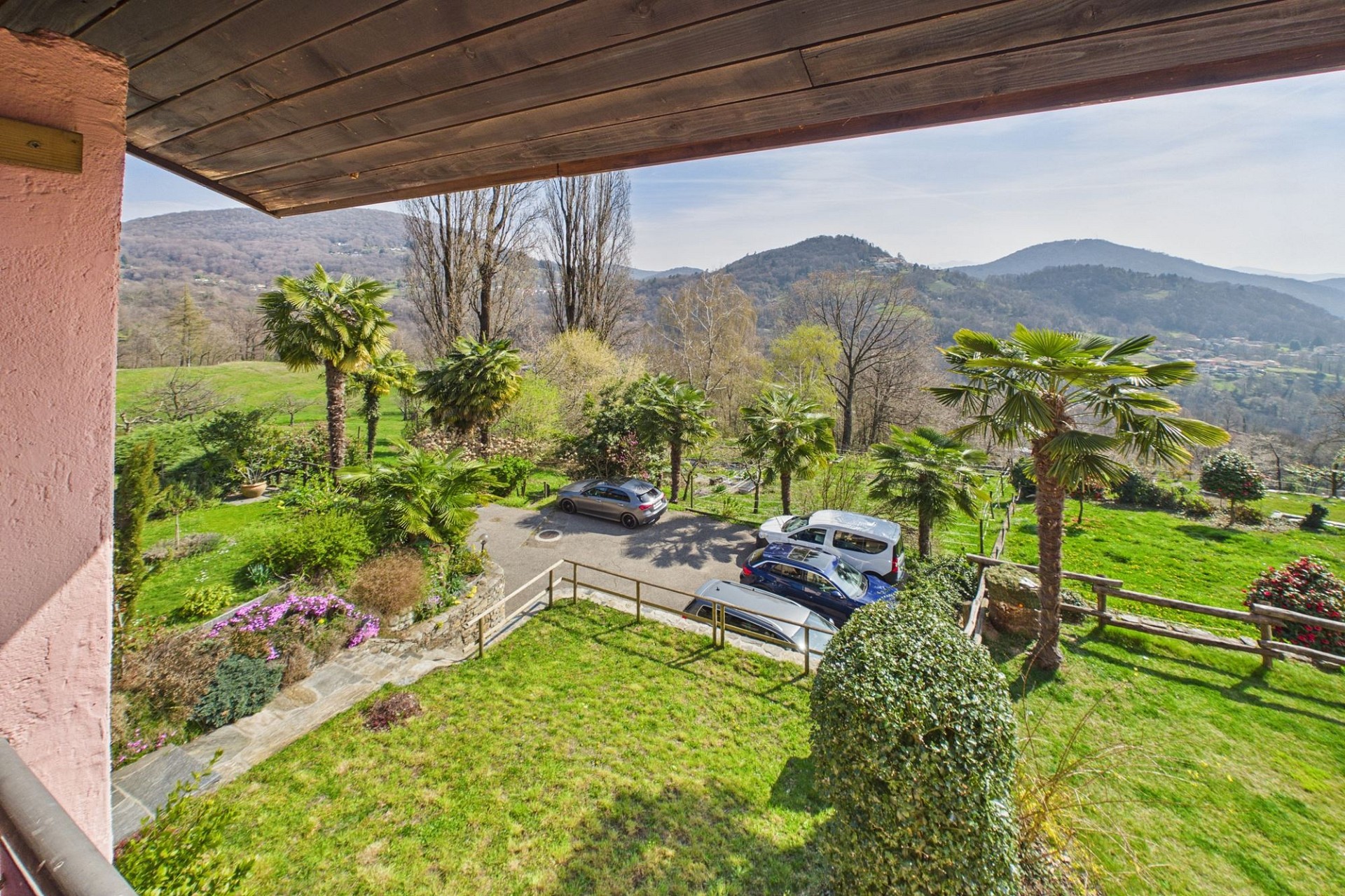 Blick auf Garten und Berglandschaft von einer Terrasse