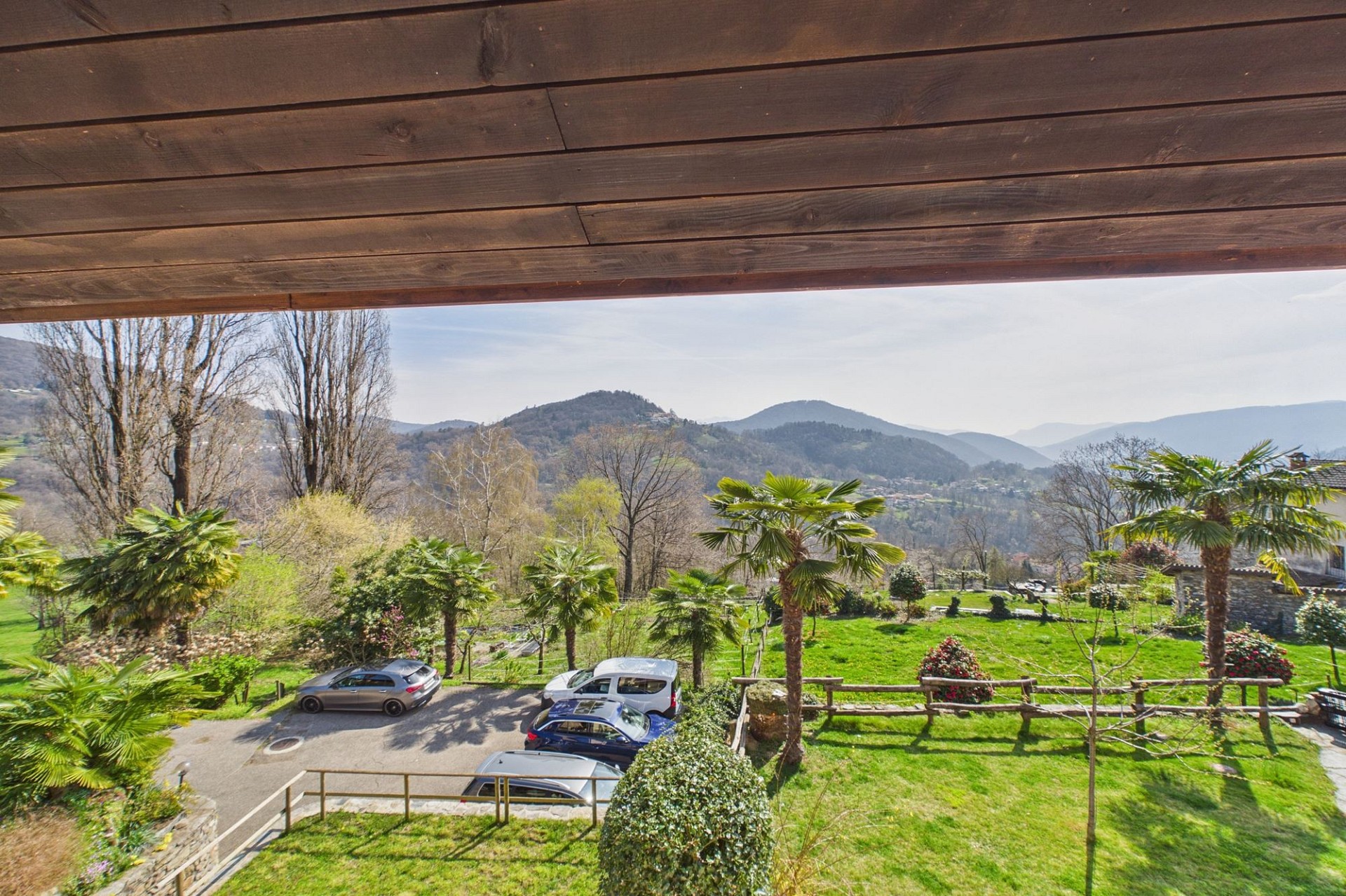 Bergblick über Garten und Zufahrt