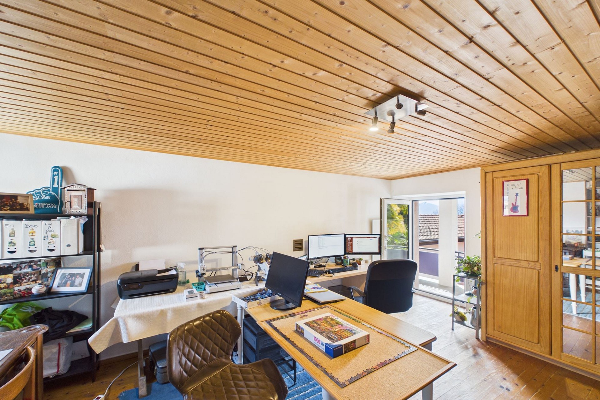 Arbeitszimmer mit Holzbalkendecke