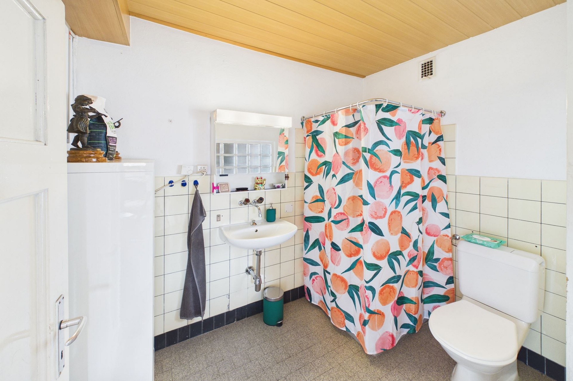 Badezimmer mit Duschvorhang und WC