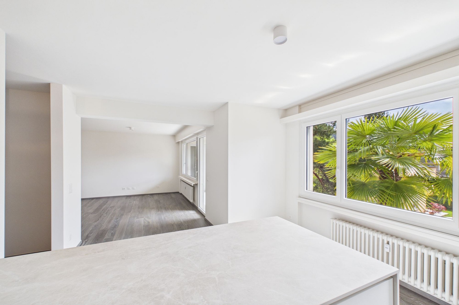 Heller Wohnraum mit großem Fenster