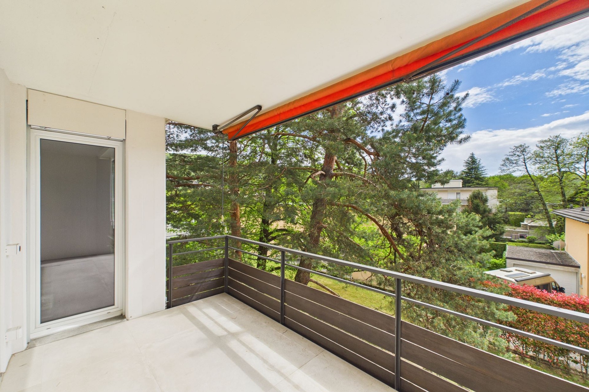 Heller Balkon mit Grünblick