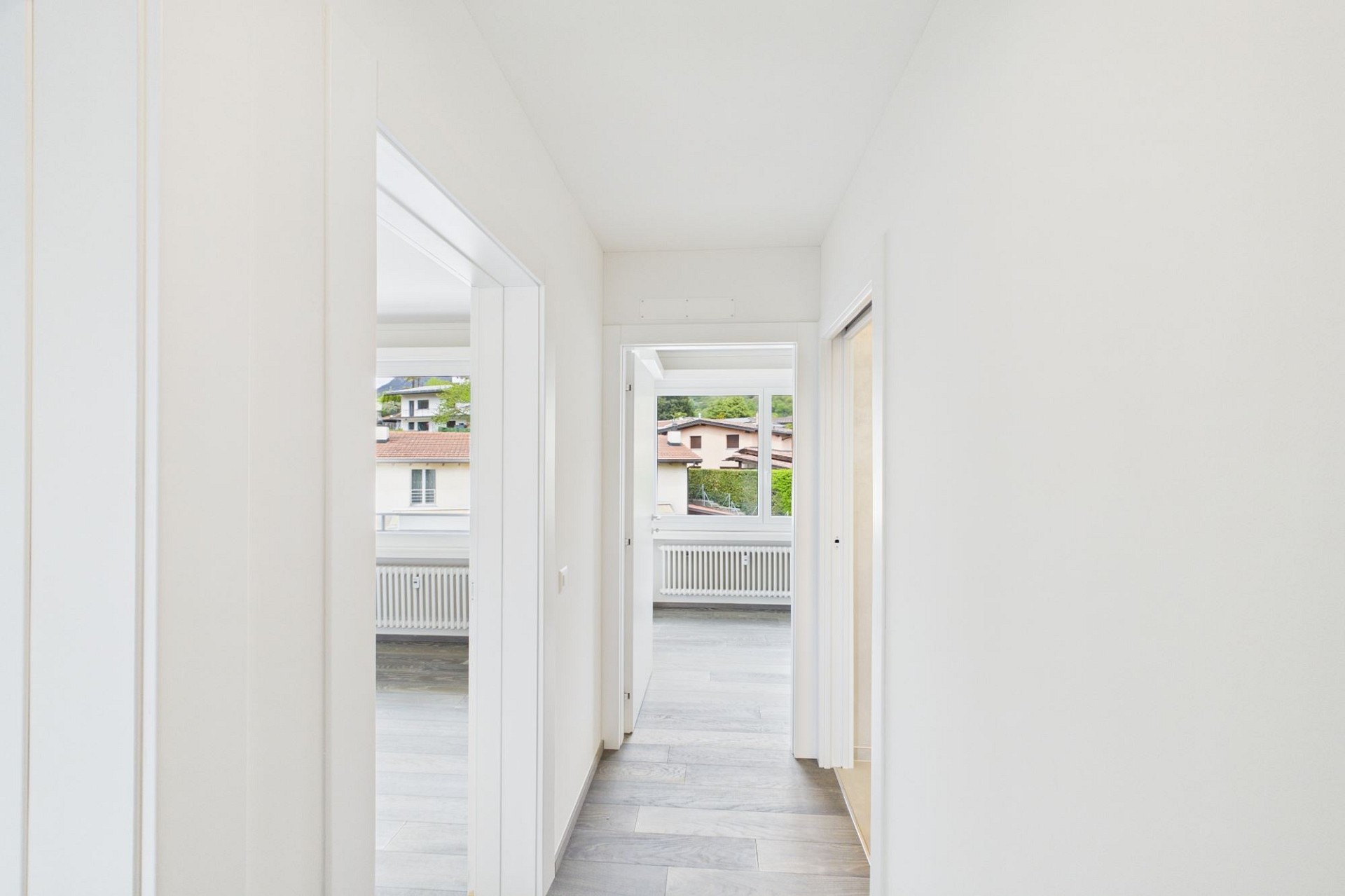 Heller Flur mit Blick in einen Wohnraum