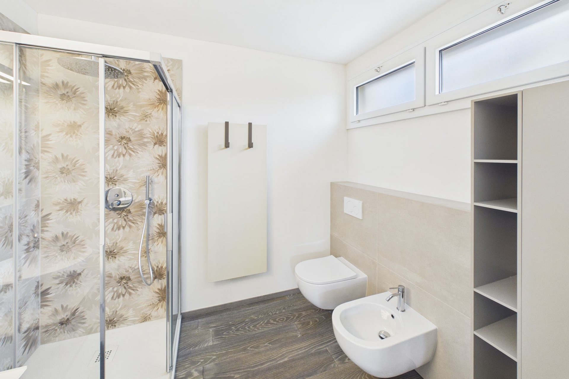 Modernes Bad mit Dusche und WC