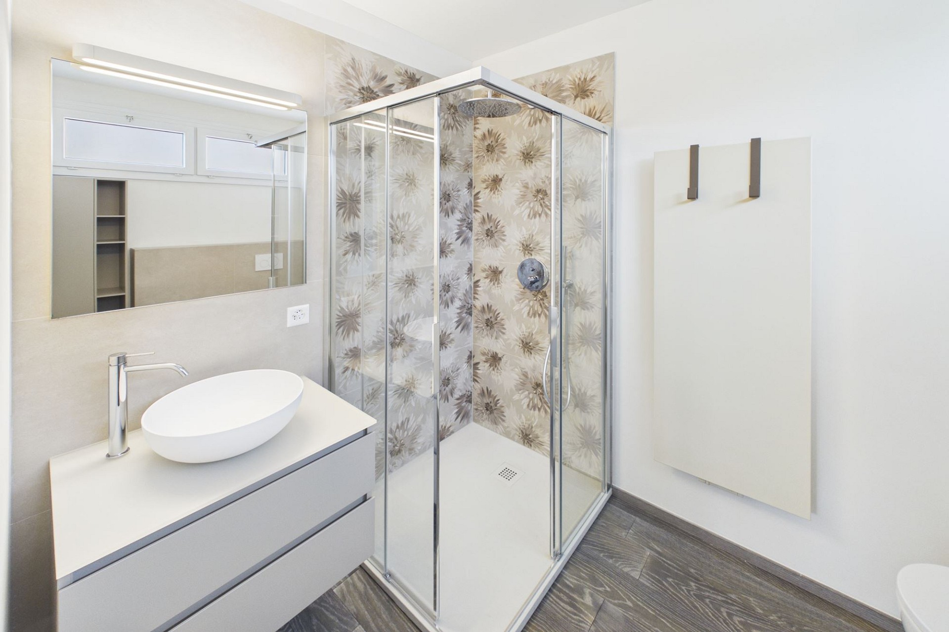 Modernes Badezimmer mit Glasdusche und Waschtisch
