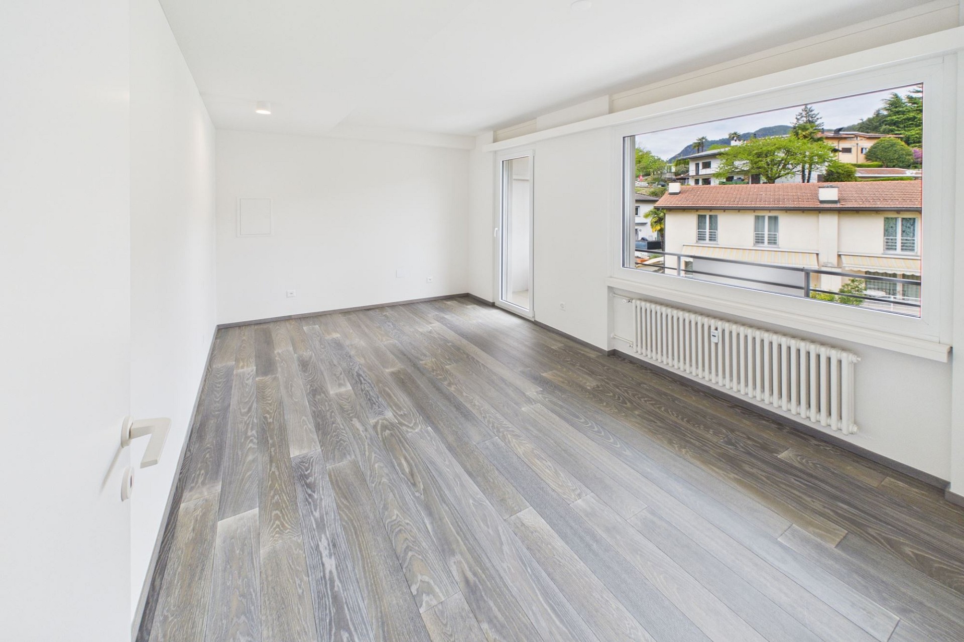 Helles leeres Zimmer mit großem Fenster
