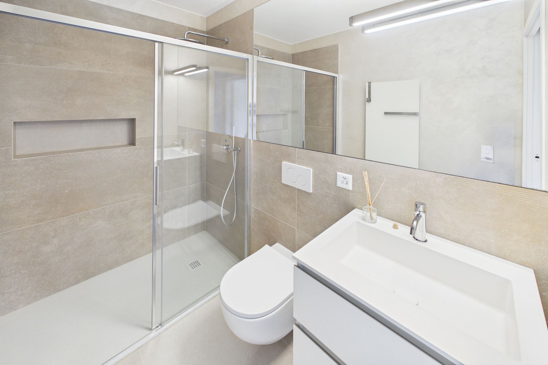 Modernes Badezimmer mit Dusche und wandhängendem WC