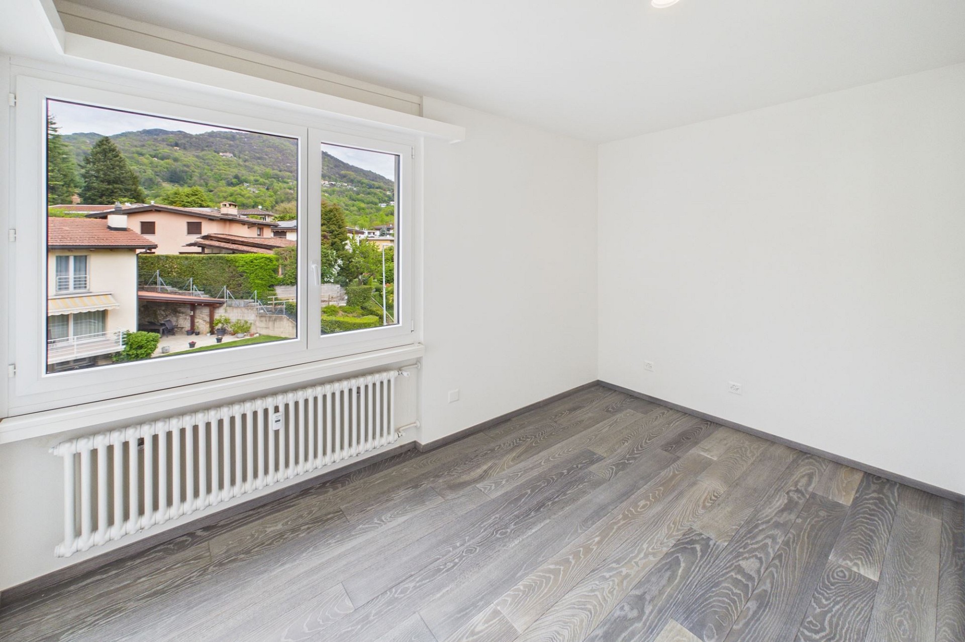 Leeres helles Zimmer mit Bergblick
