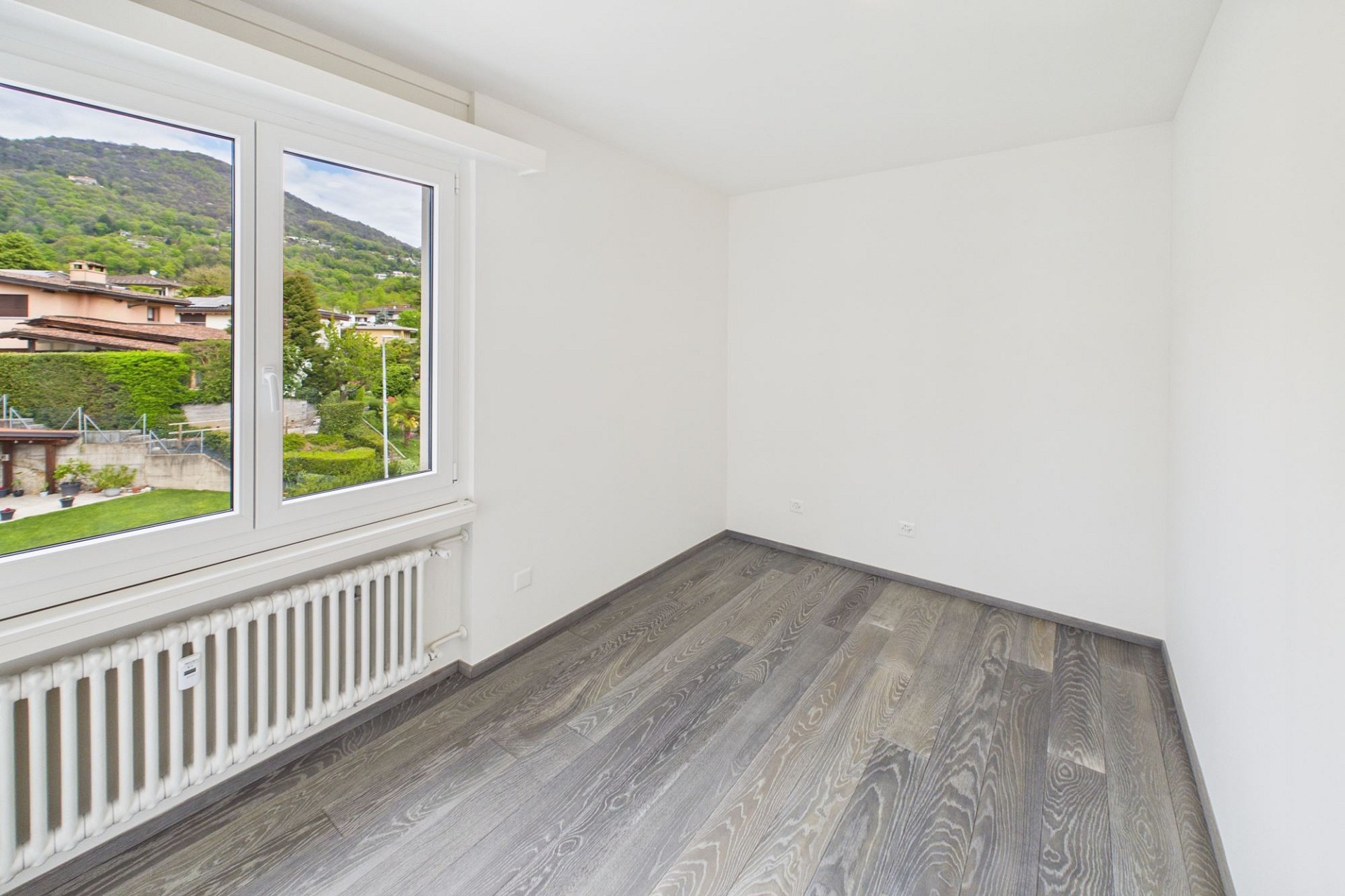 Helles leeres Zimmer mit Bergblick