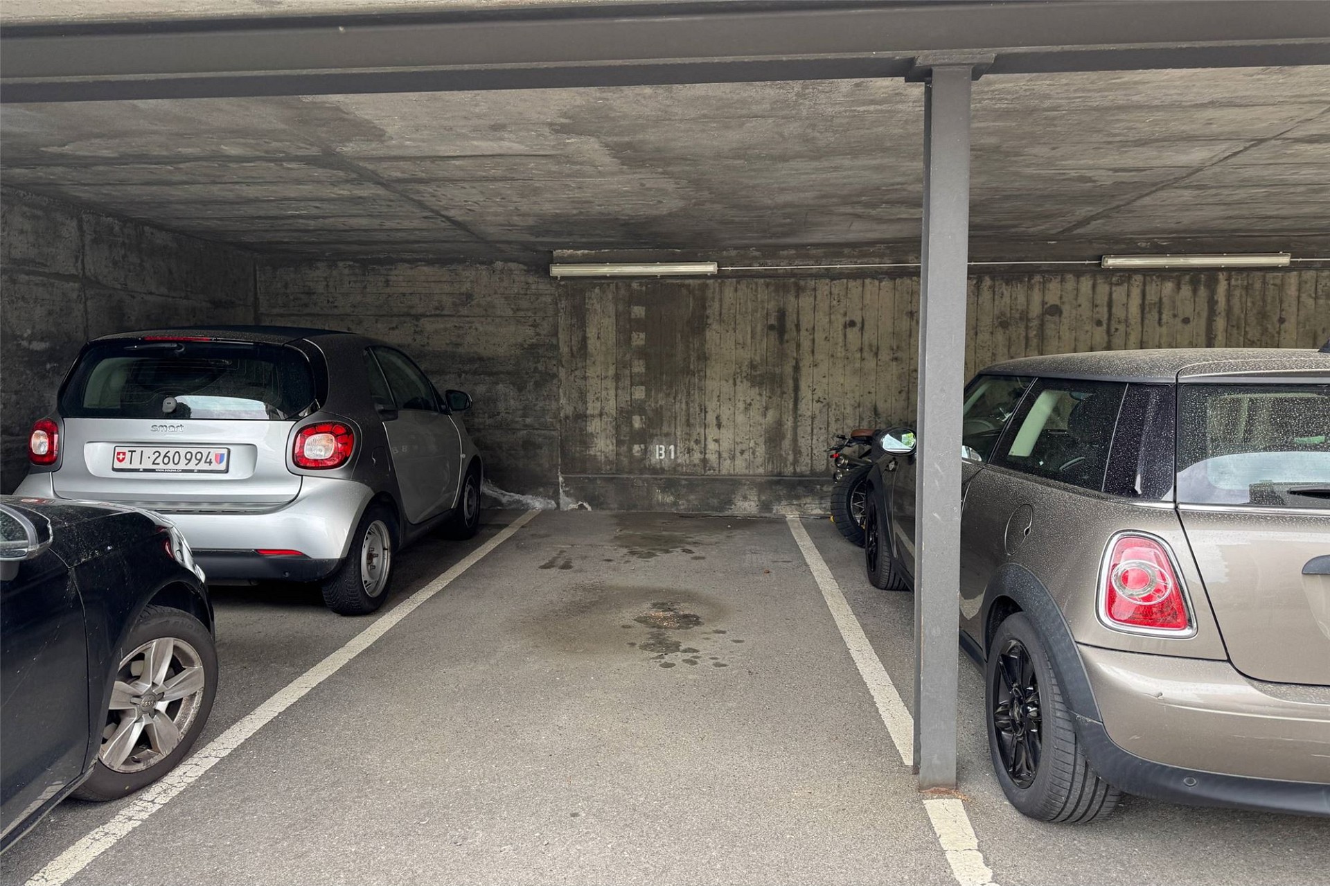 Tiefgarage mit geparkten Kleinwagen
