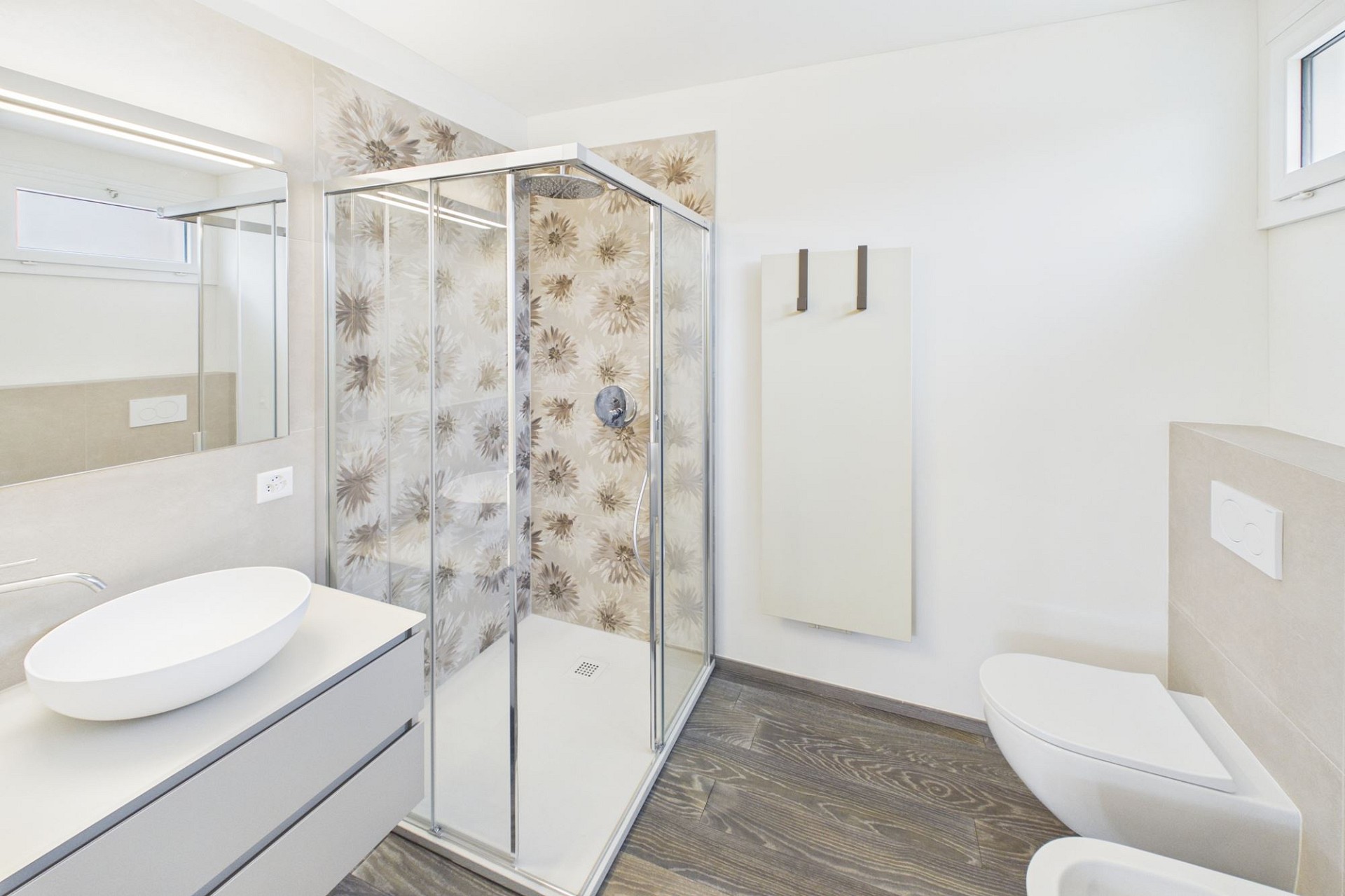 Modernes Badezimmer mit begehbarer Dusche