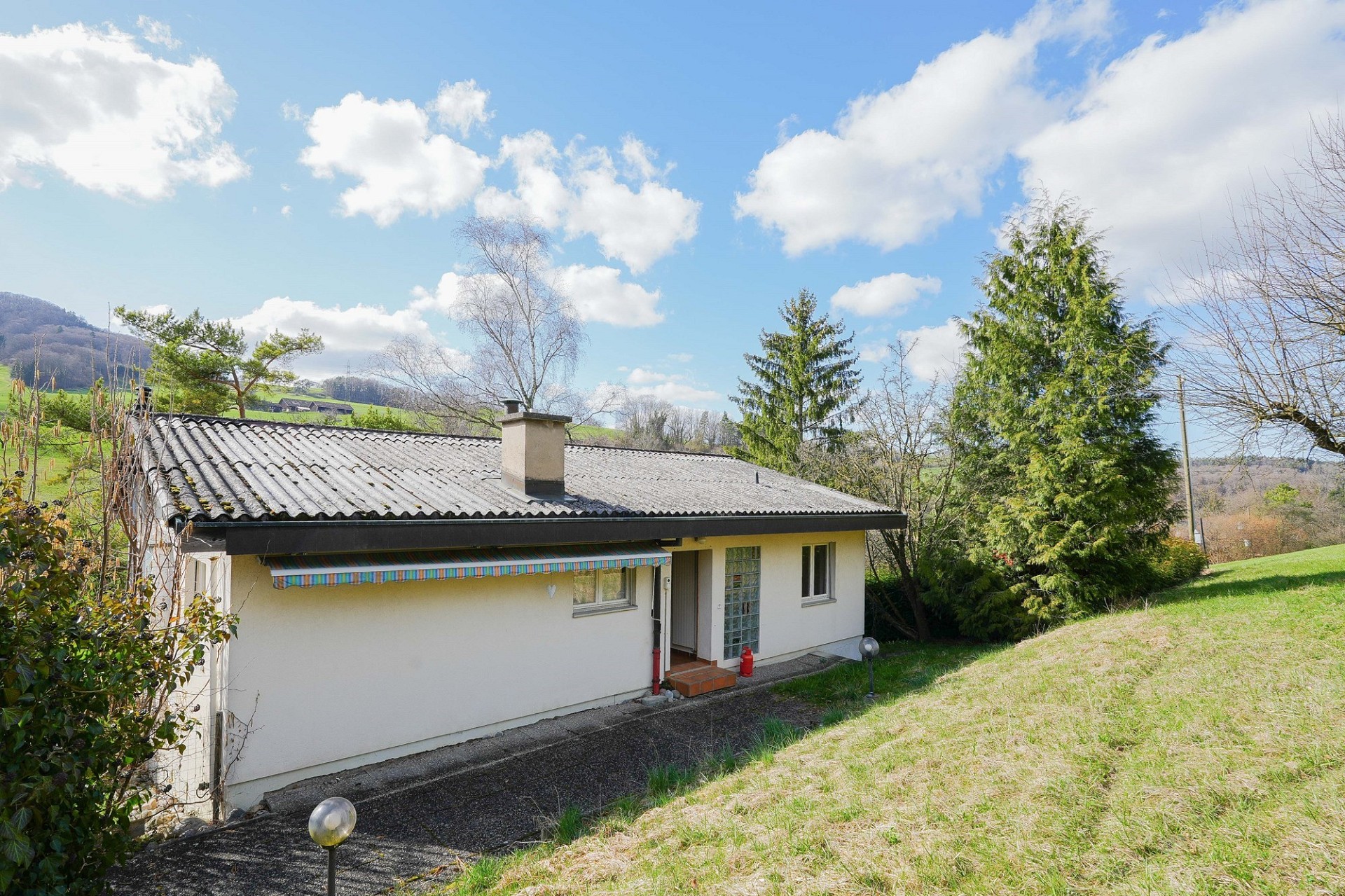 Ländliches Haus mit Gartenhang
