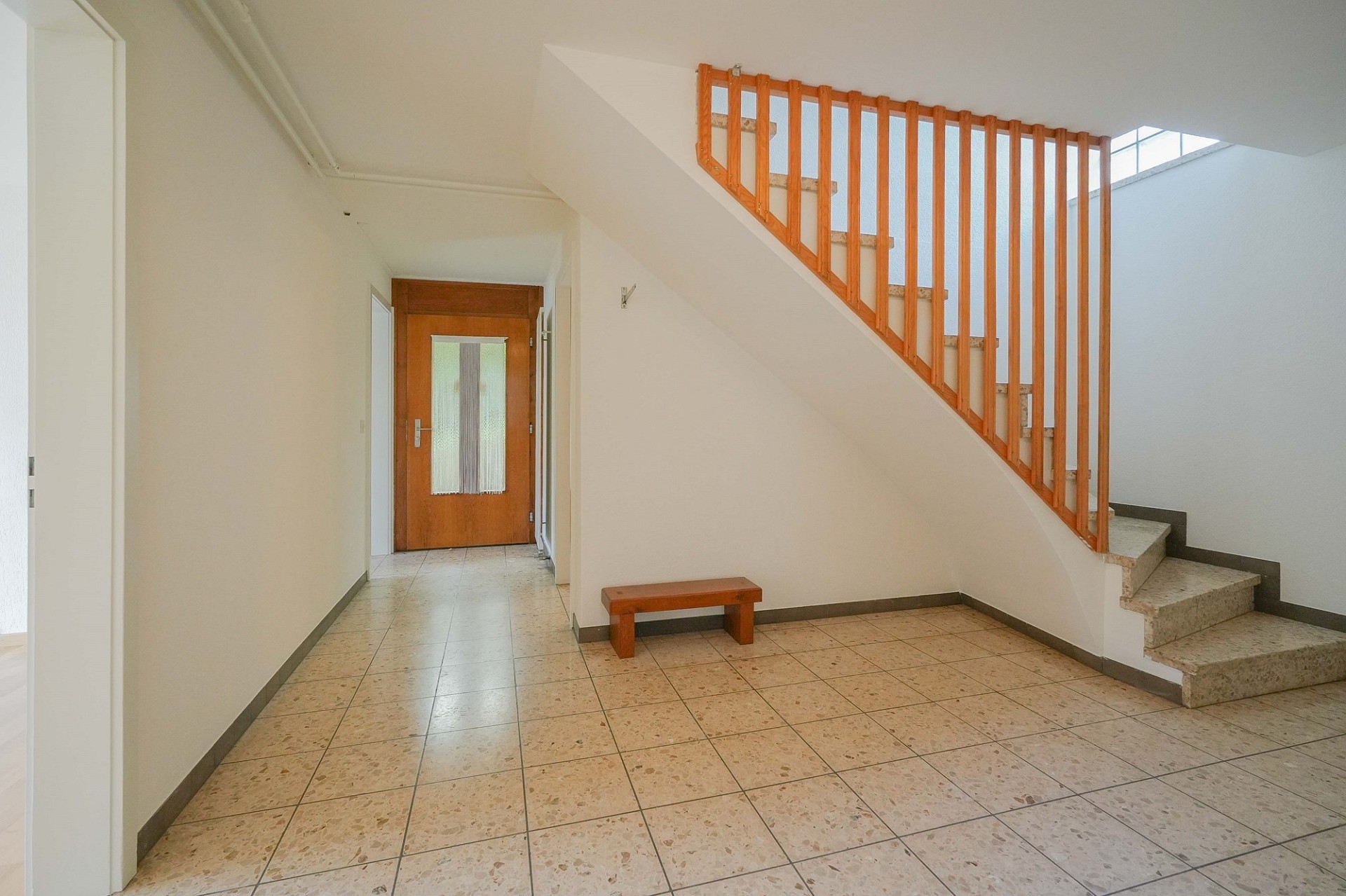 Heller Eingangsbereich mit Treppe
