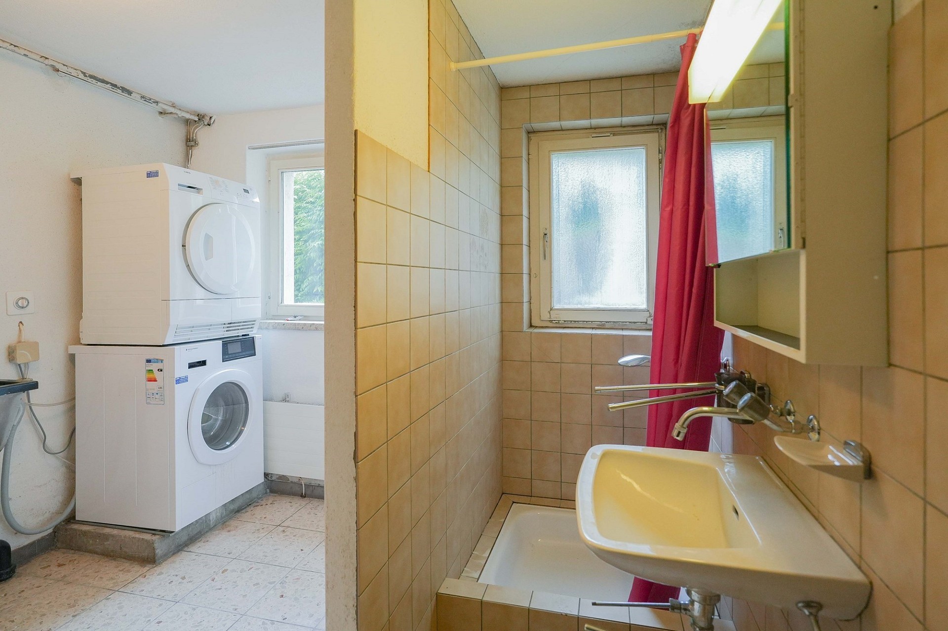 Badezimmer mit Waschküchenbereich