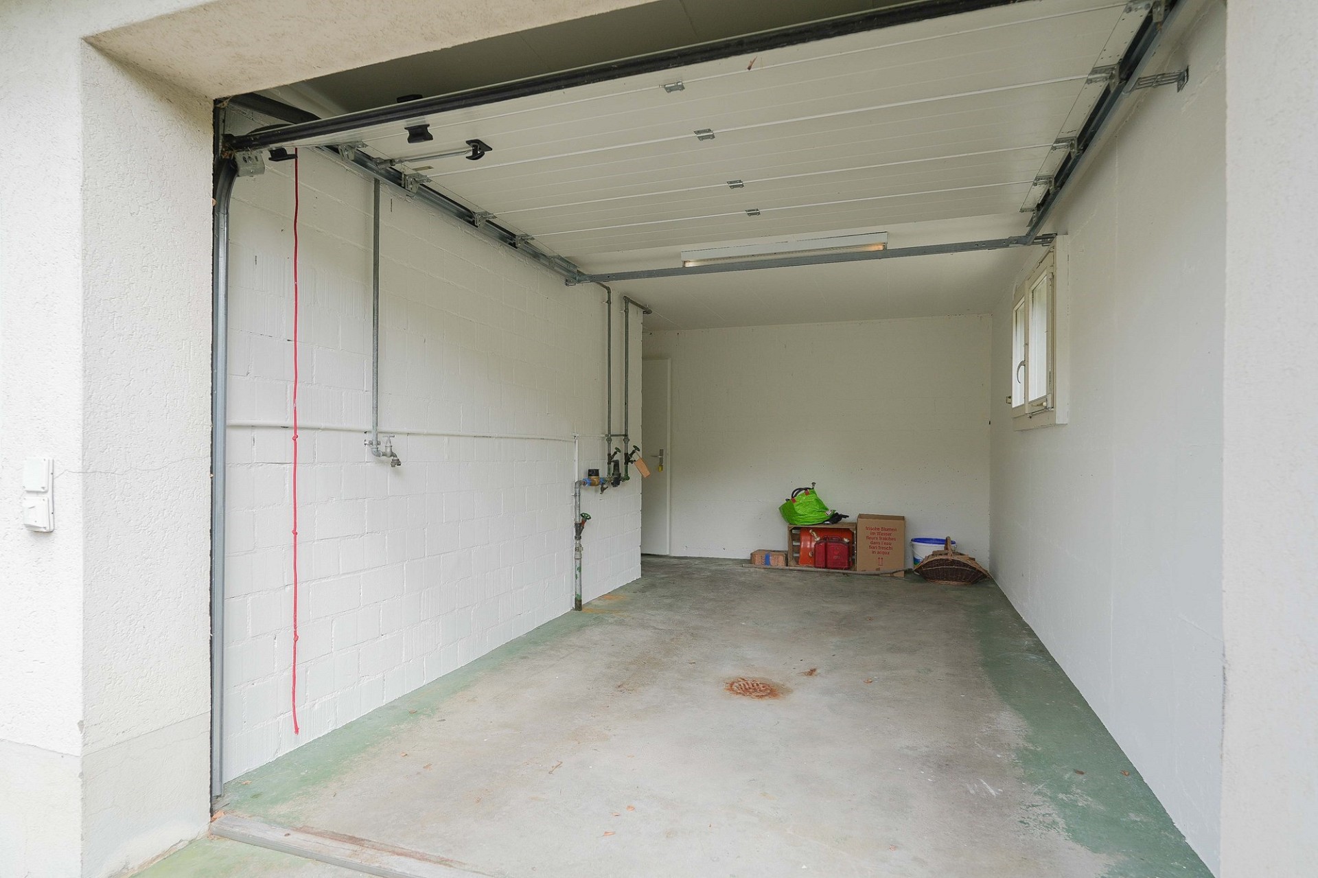 Garage mit geöffnetem Sektionaltor
