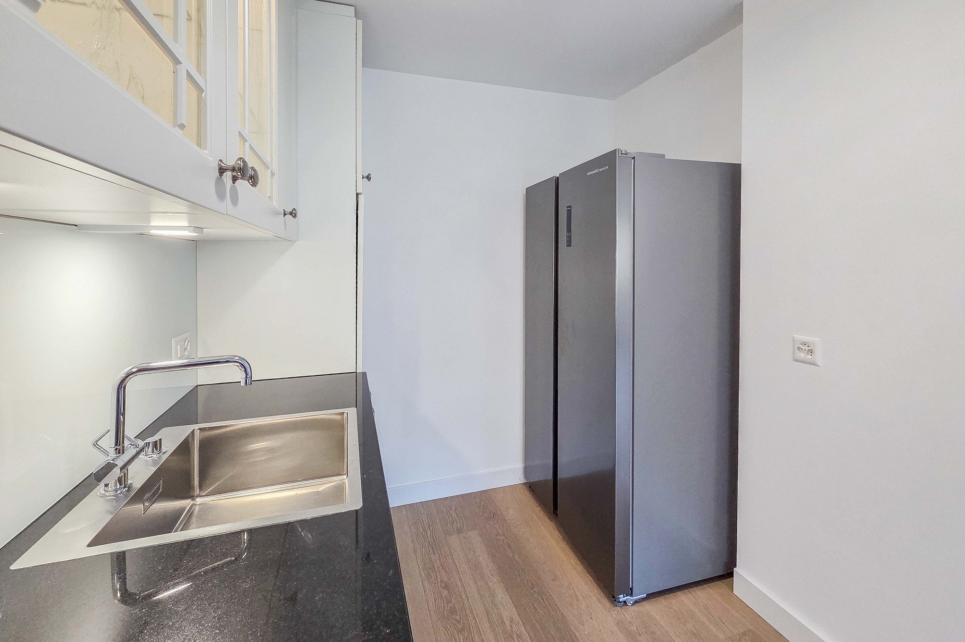 Kleine moderne Küchenzeile mit Kühlschrank