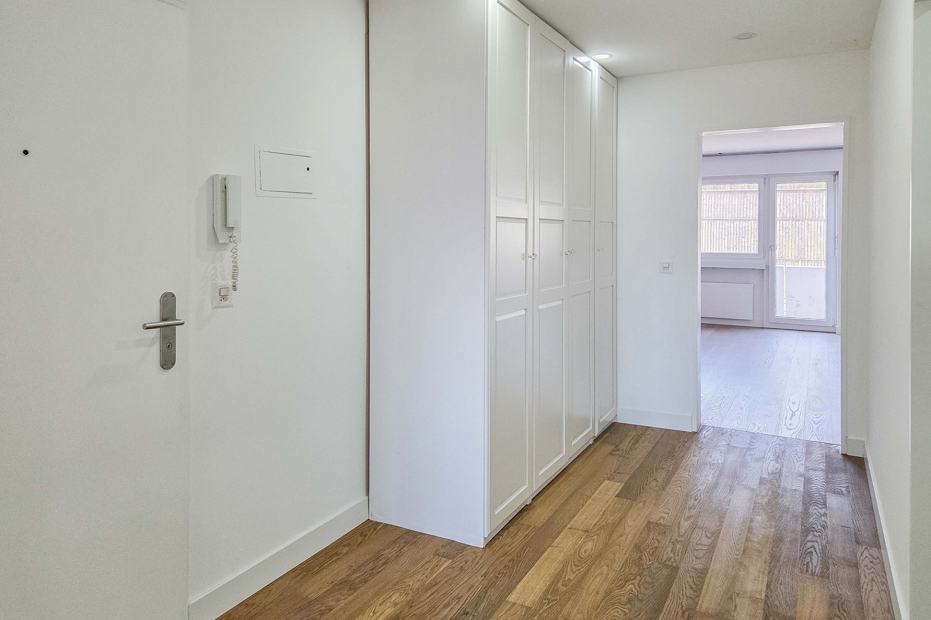 Heller Flur mit Einbauschrank