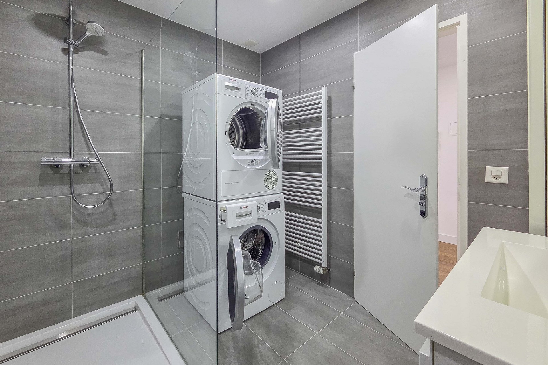 Modernes Badezimmer mit Dusche und Waschturm