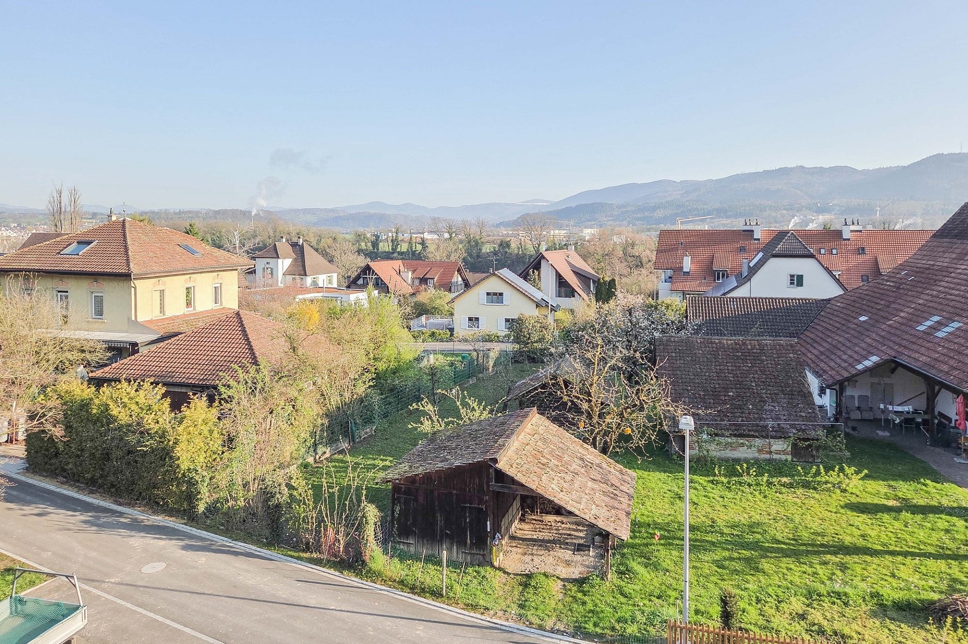Wohngebiet mit Bergpanorama