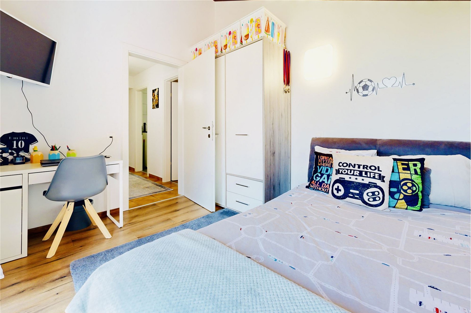 Jugendzimmer mit Bett und Schreibtisch