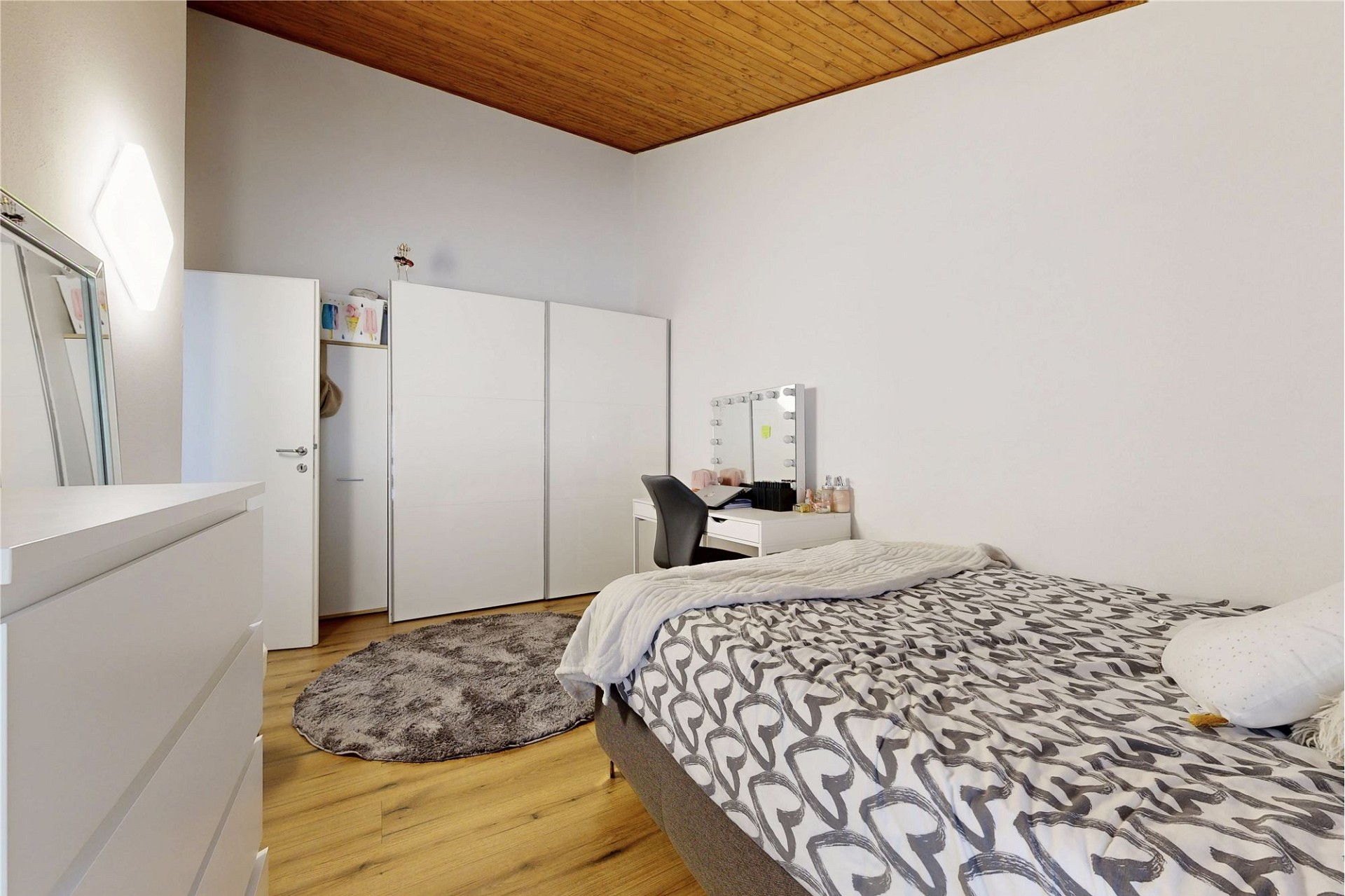 Schlichtes Schlafzimmer mit Holzdecke