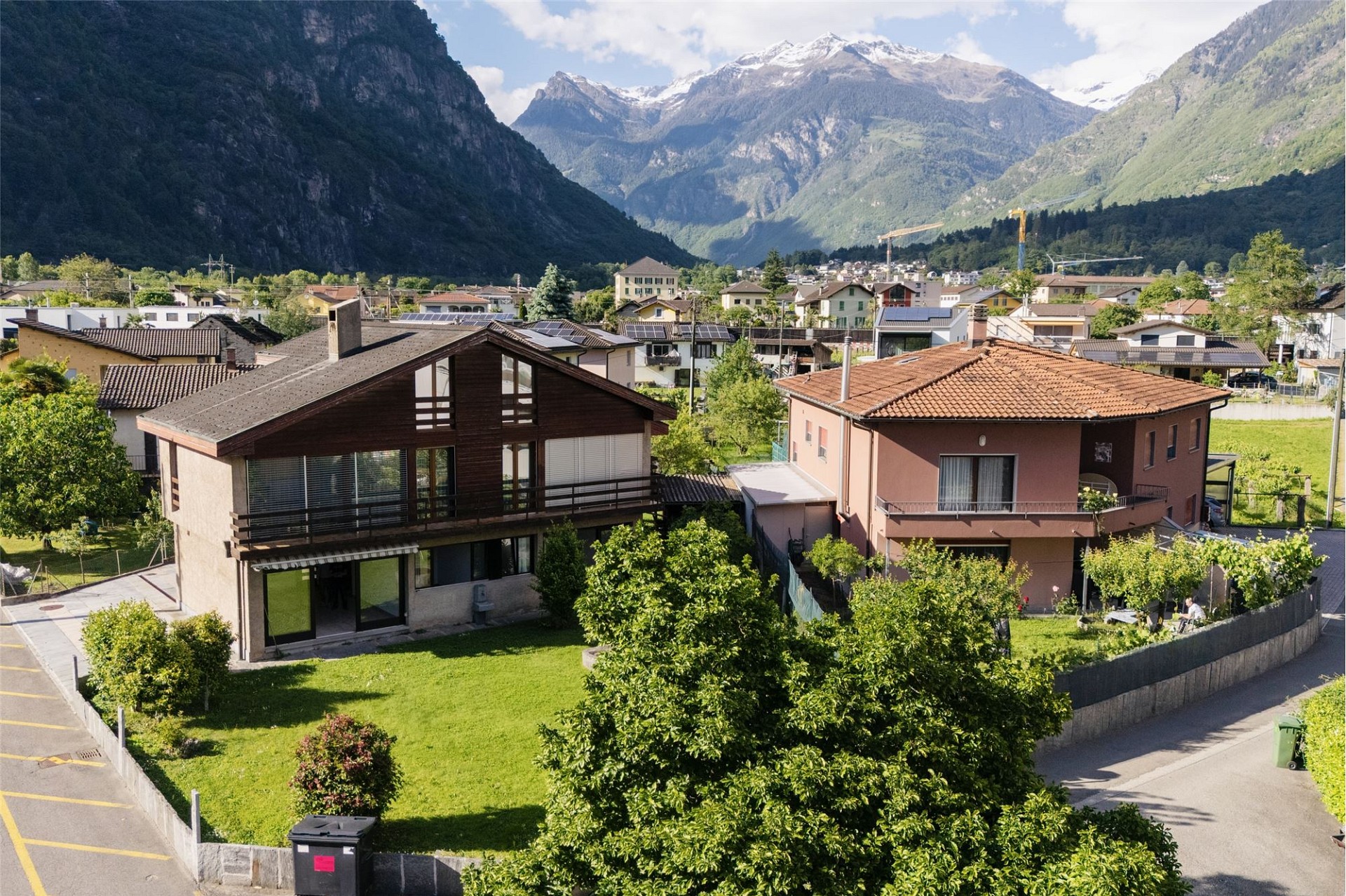 Drohnenaufnahme eines Wohnhauses in alpiner Umgebung