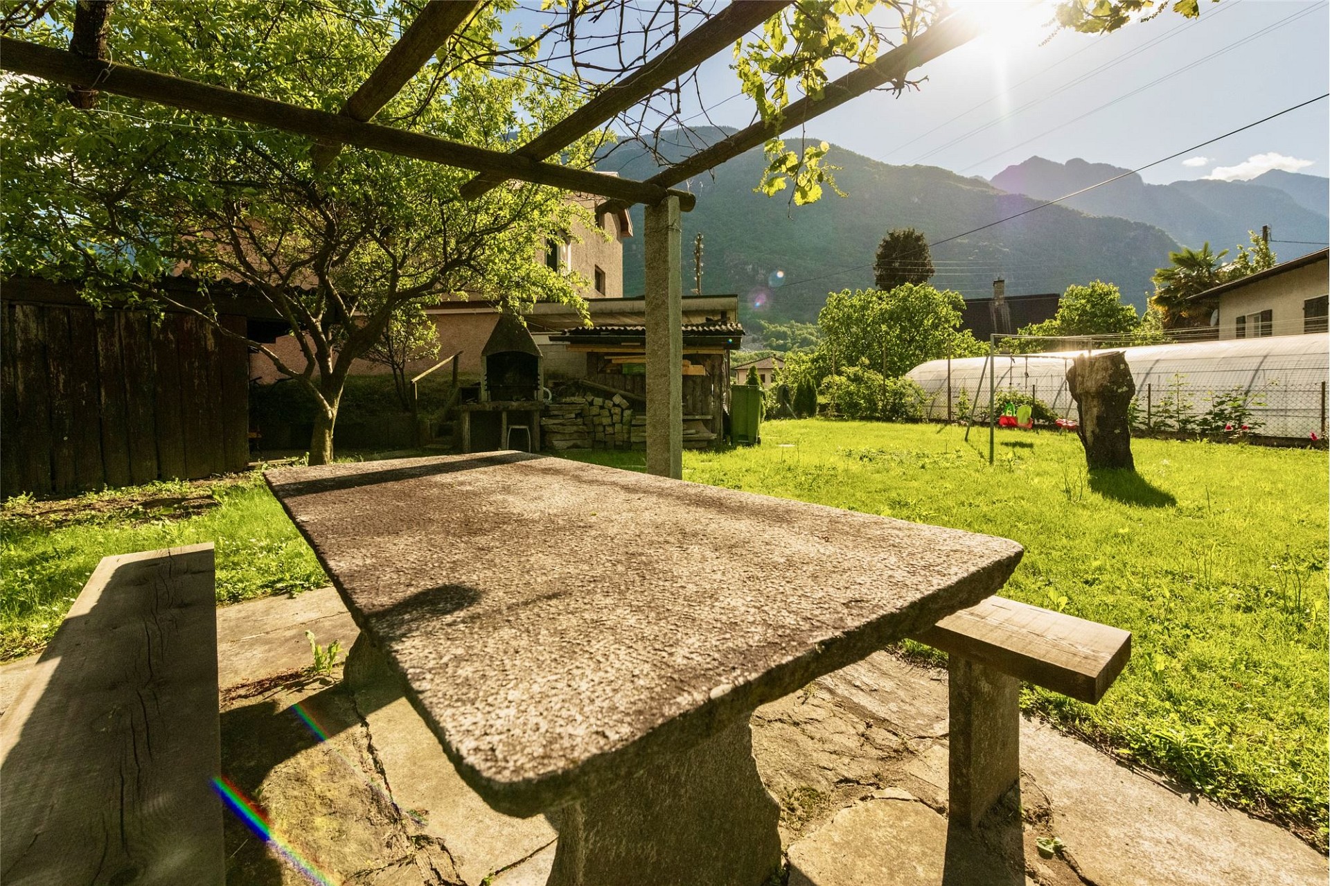Garten mit Bergblick und Grillplatz