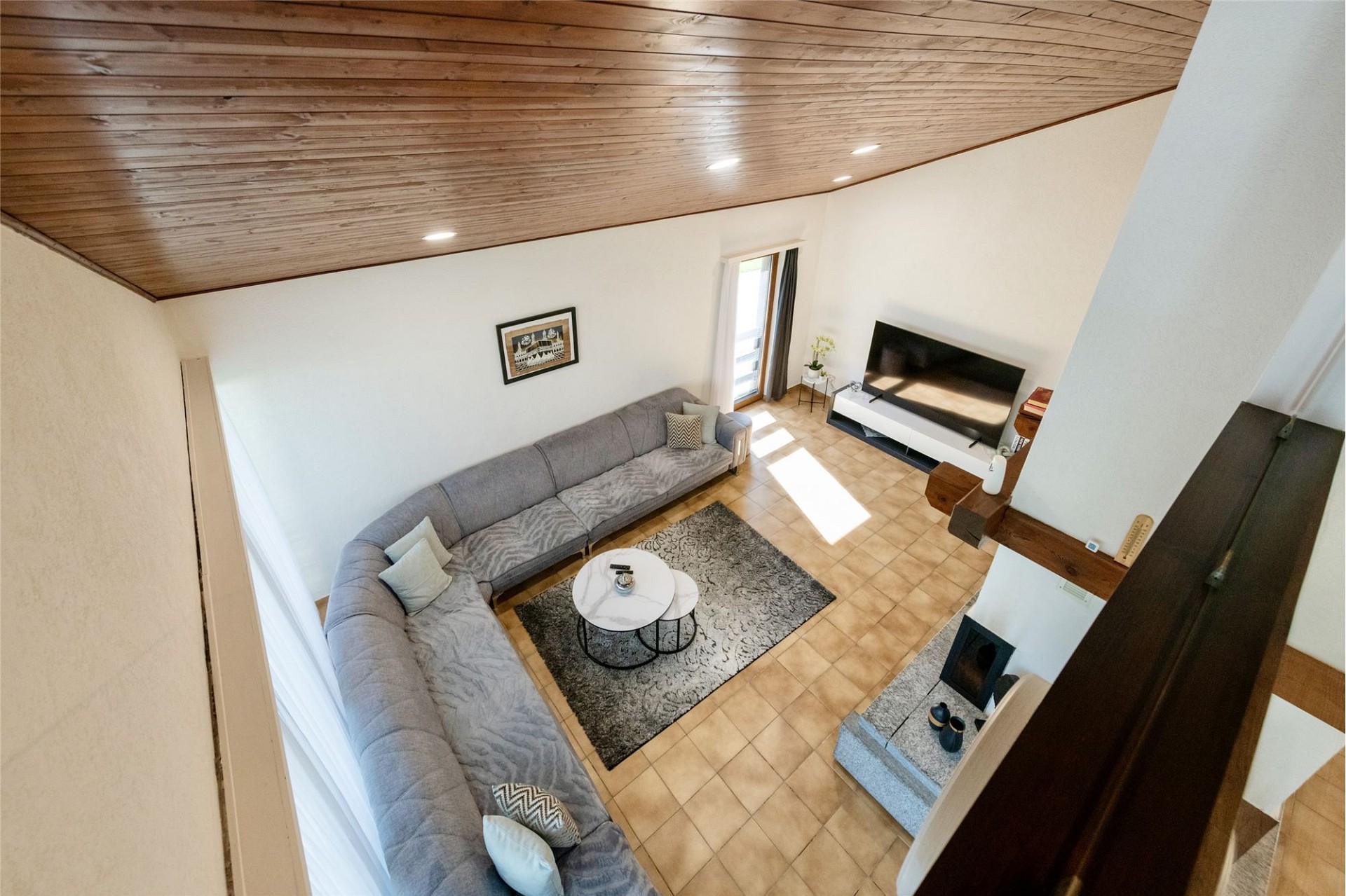 Wohnzimmer mit Holzdecke
