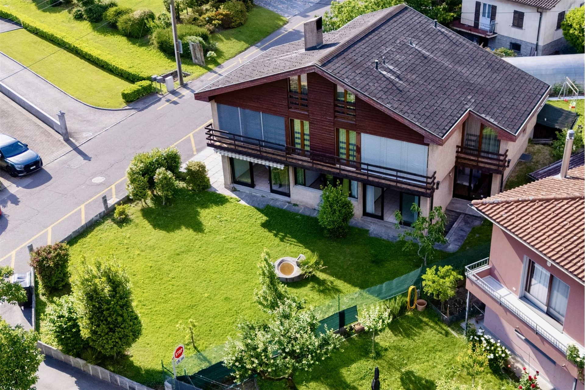 Luftaufnahme eines Einfamilienhauses mit Garten