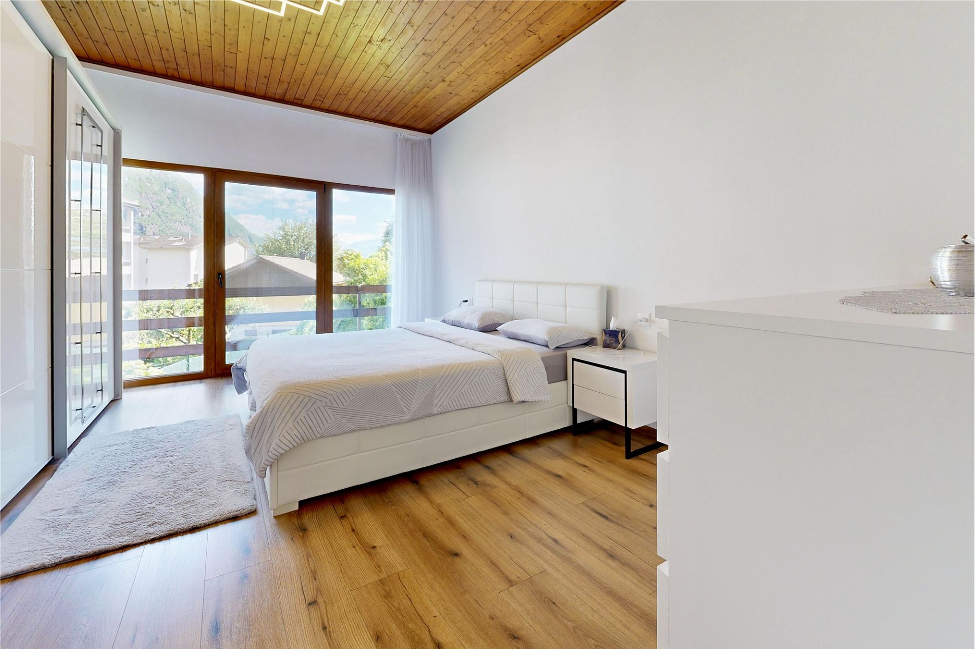 Helles Schlafzimmer mit Blick ins Grüne