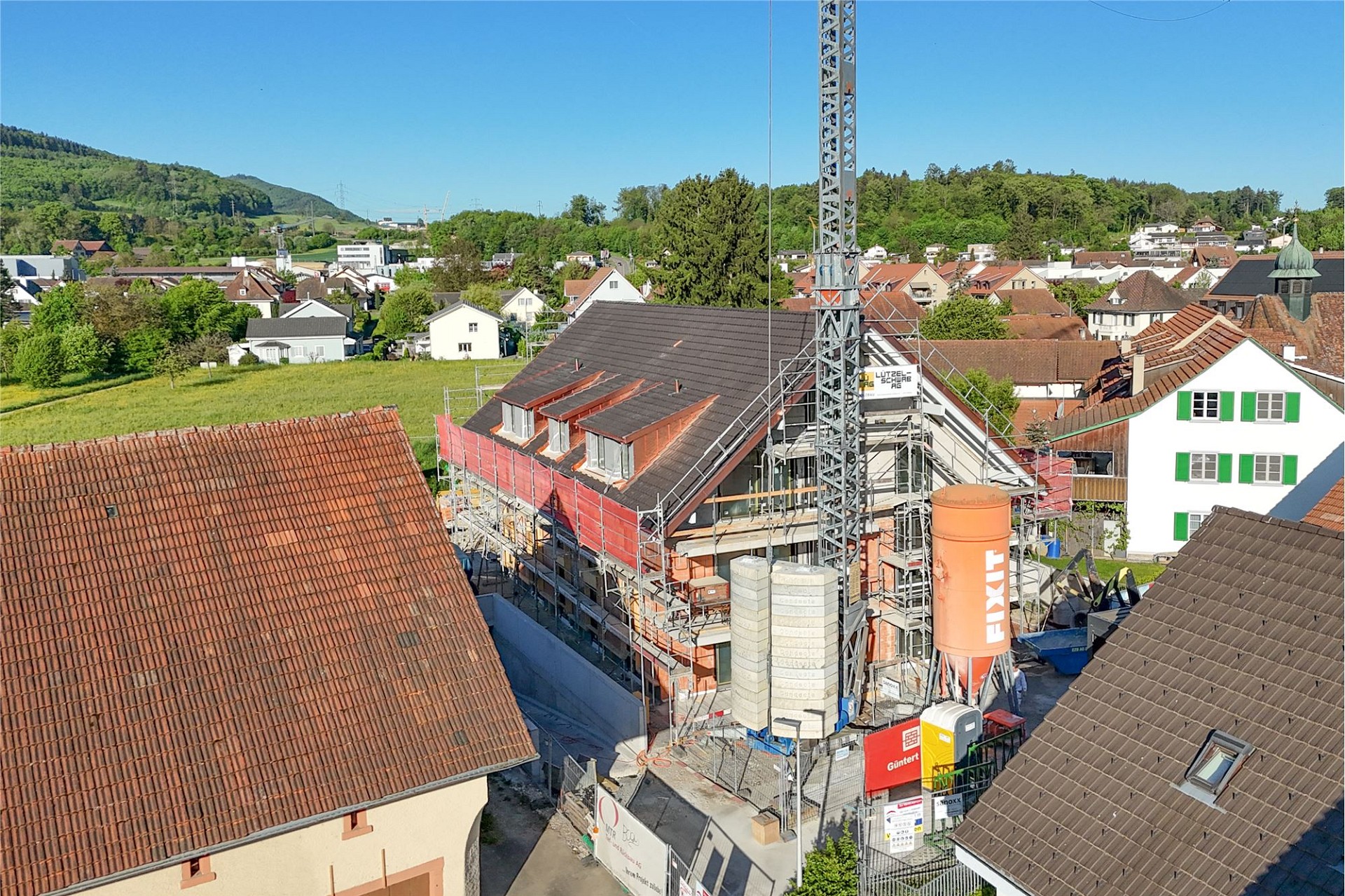 Baustelle in einer Wohngegend mit Gerüst und Kran